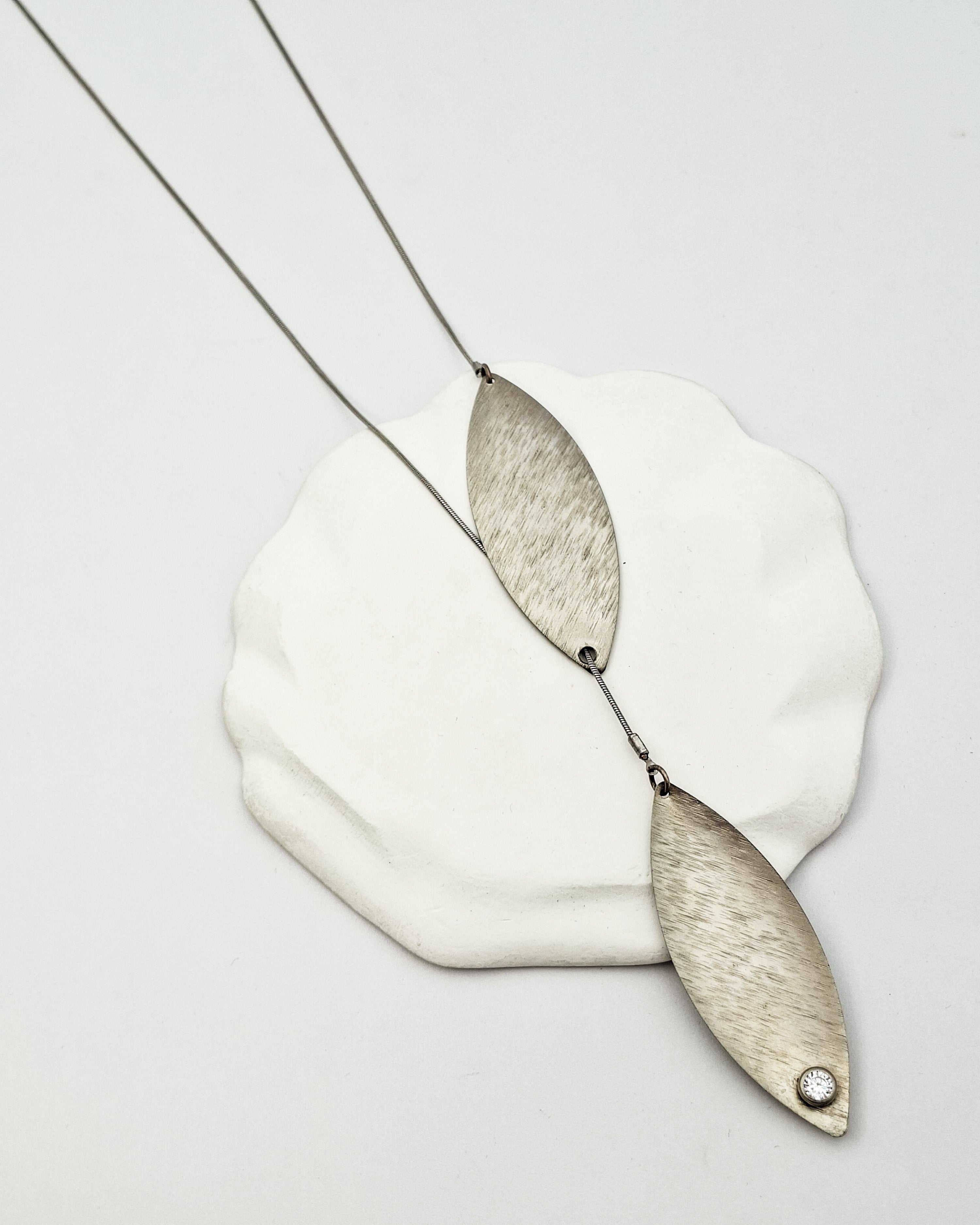 שרשרת עניבה עלים שיבוץ זרקון