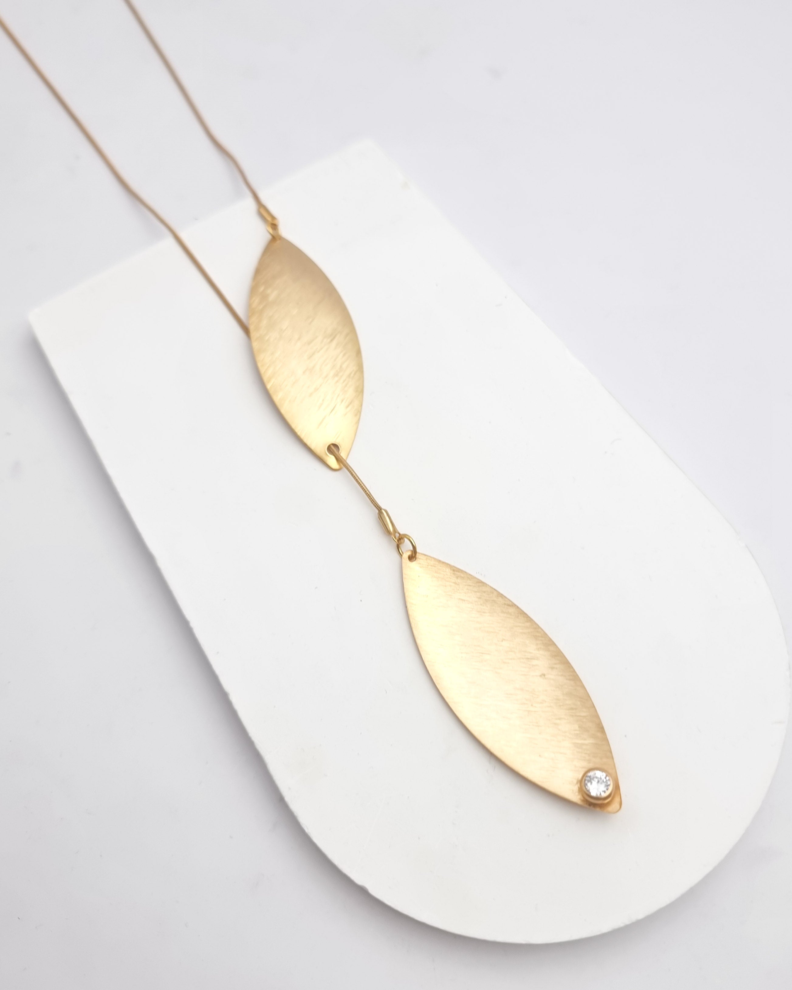 שרשרת עניבה עלים שיבוץ זרקון