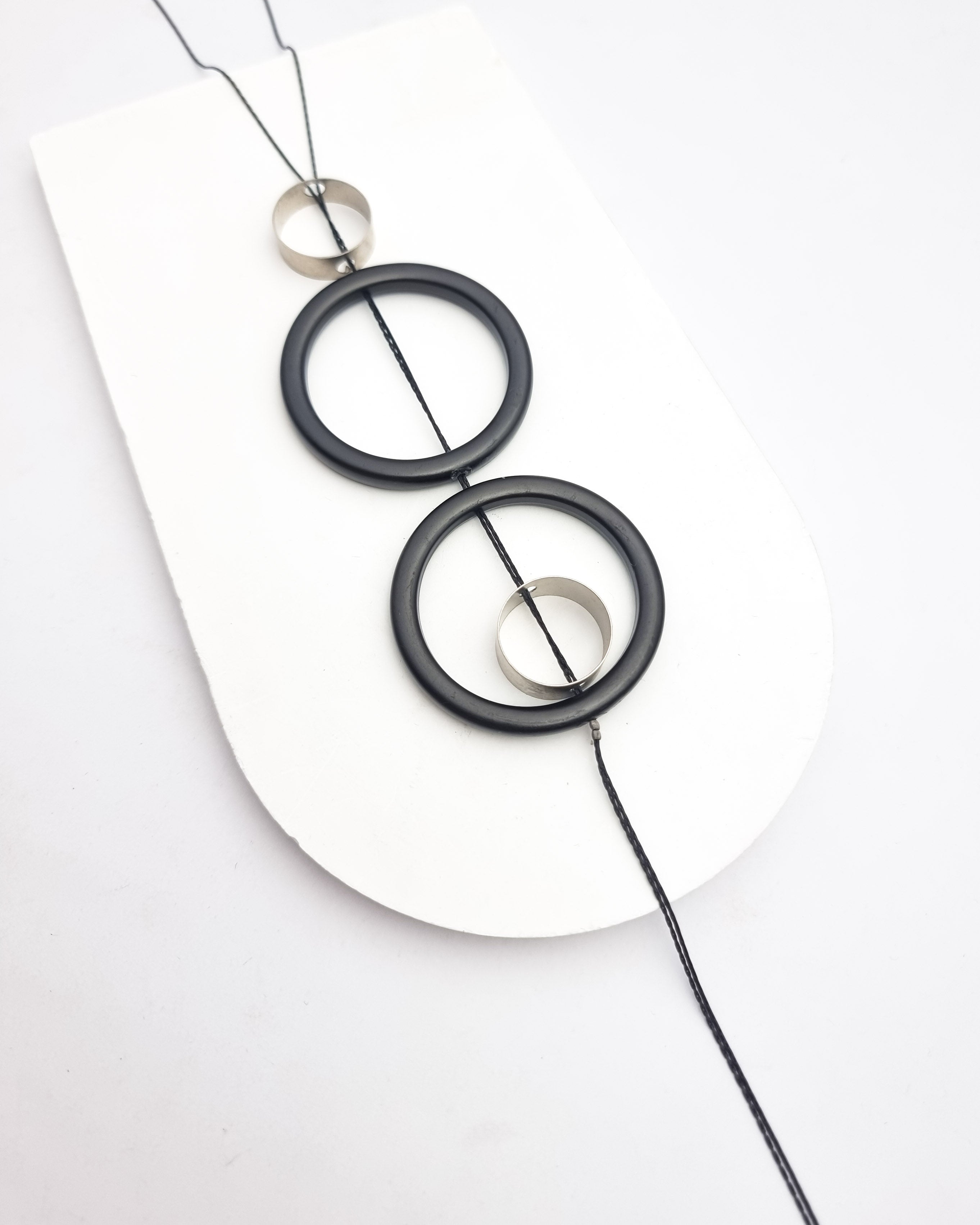 שרשרת עניבה חישוקים שחורים