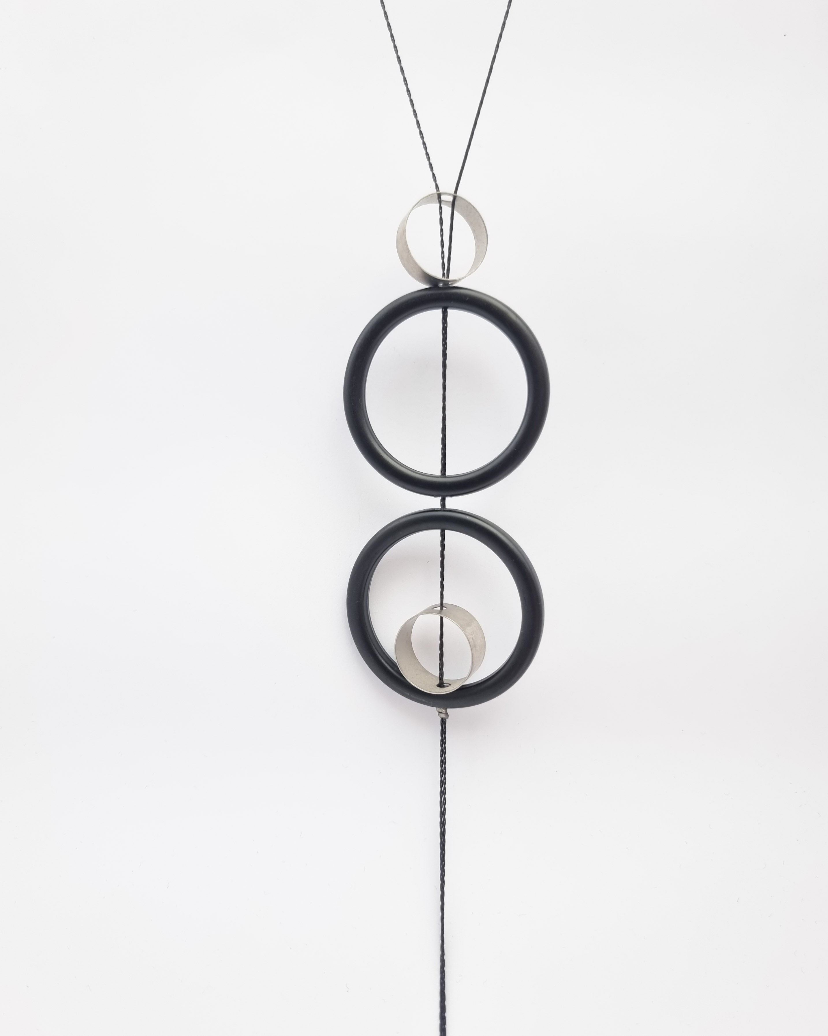 שרשרת עניבה חישוקים שחורים