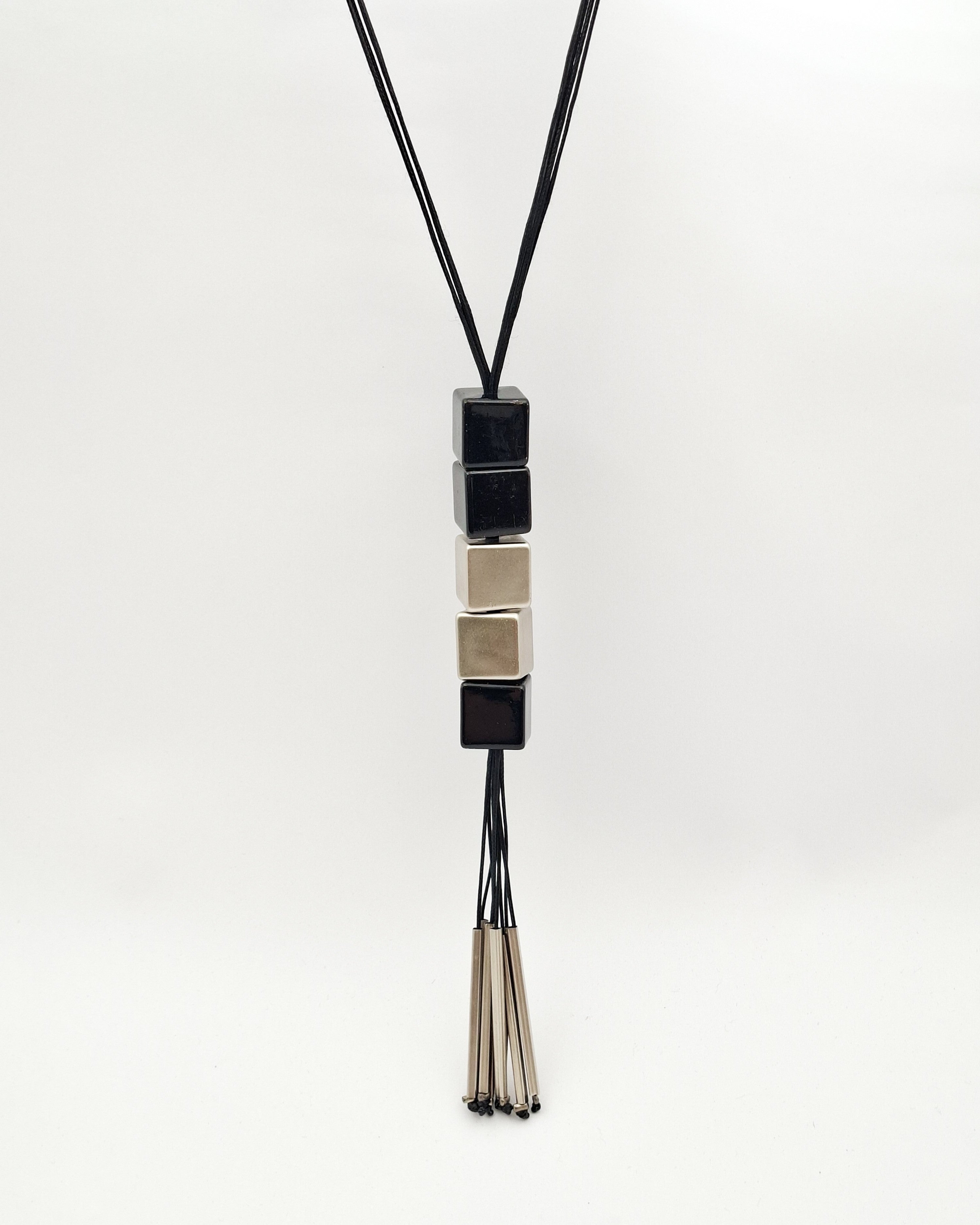 שרשרת עניבה קוביות