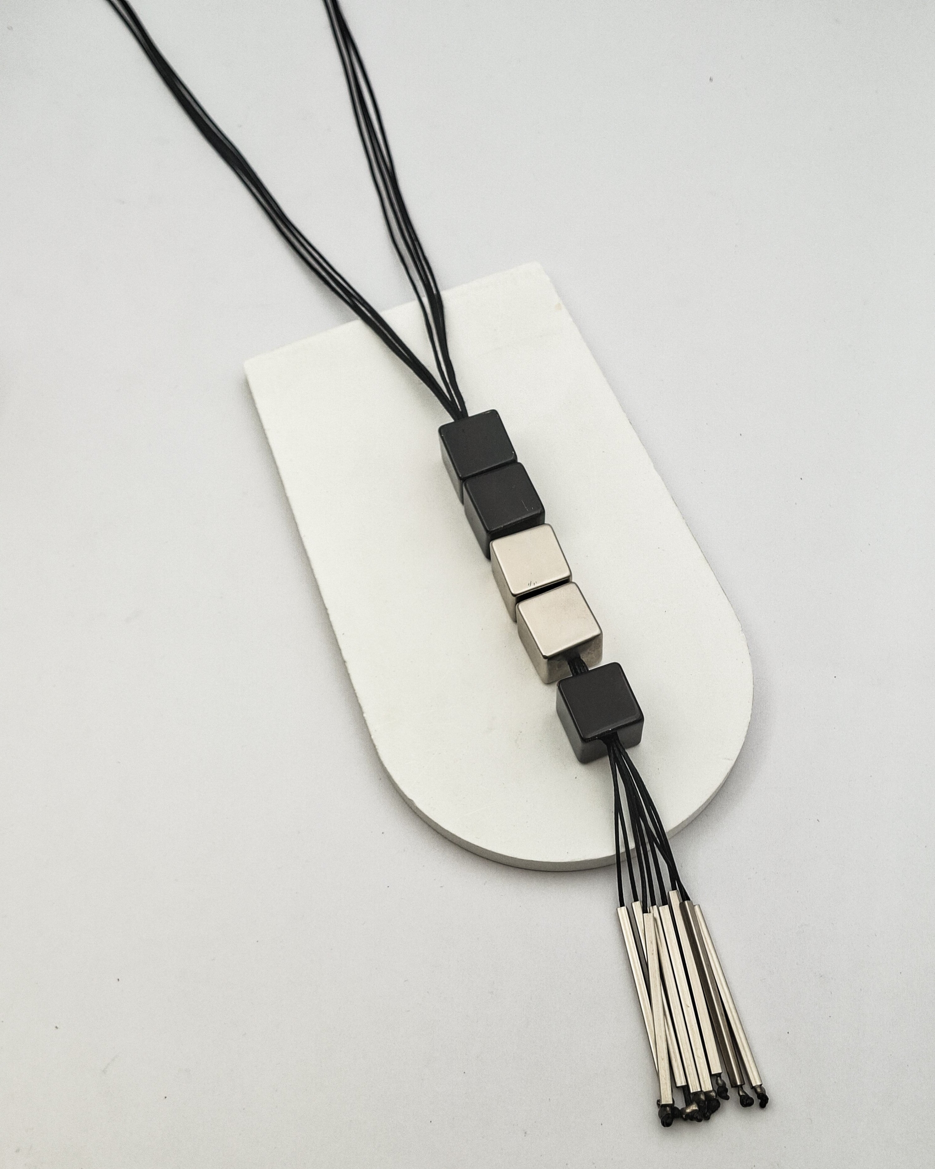 שרשרת עניבה קוביות