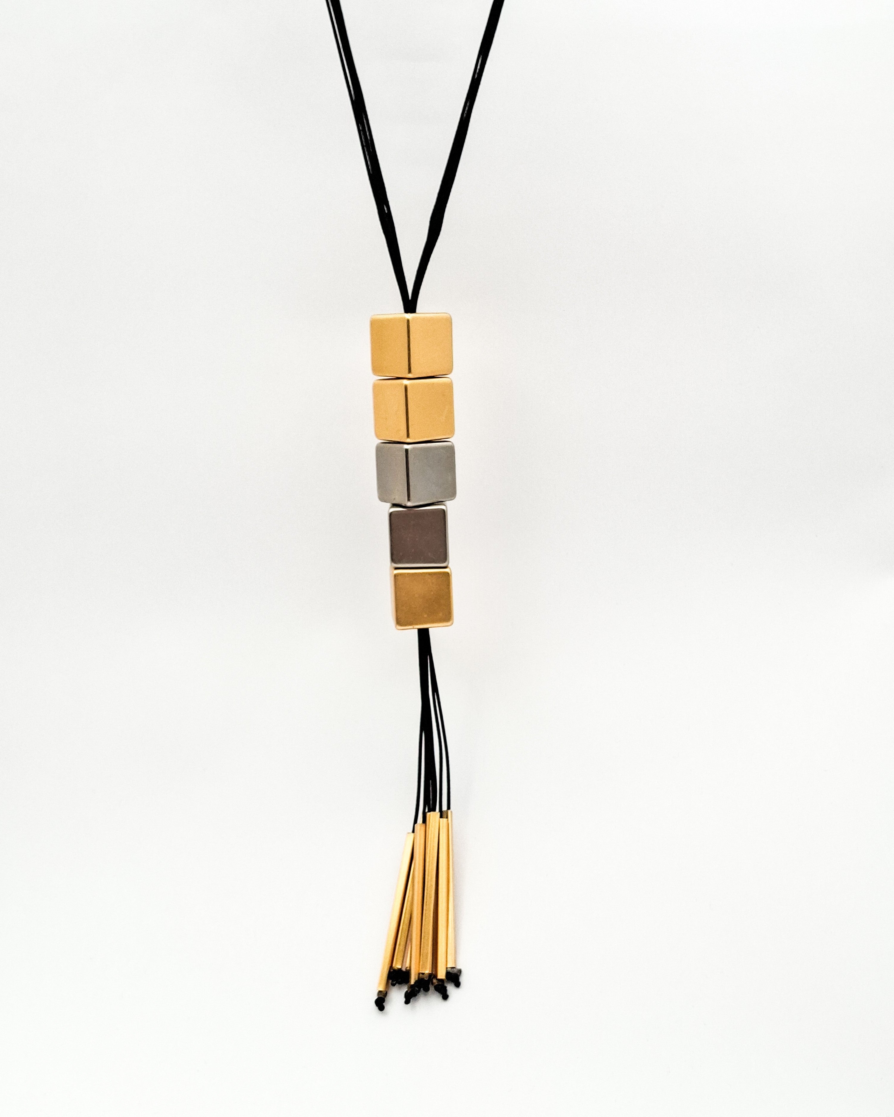 שרשרת עניבה קוביות