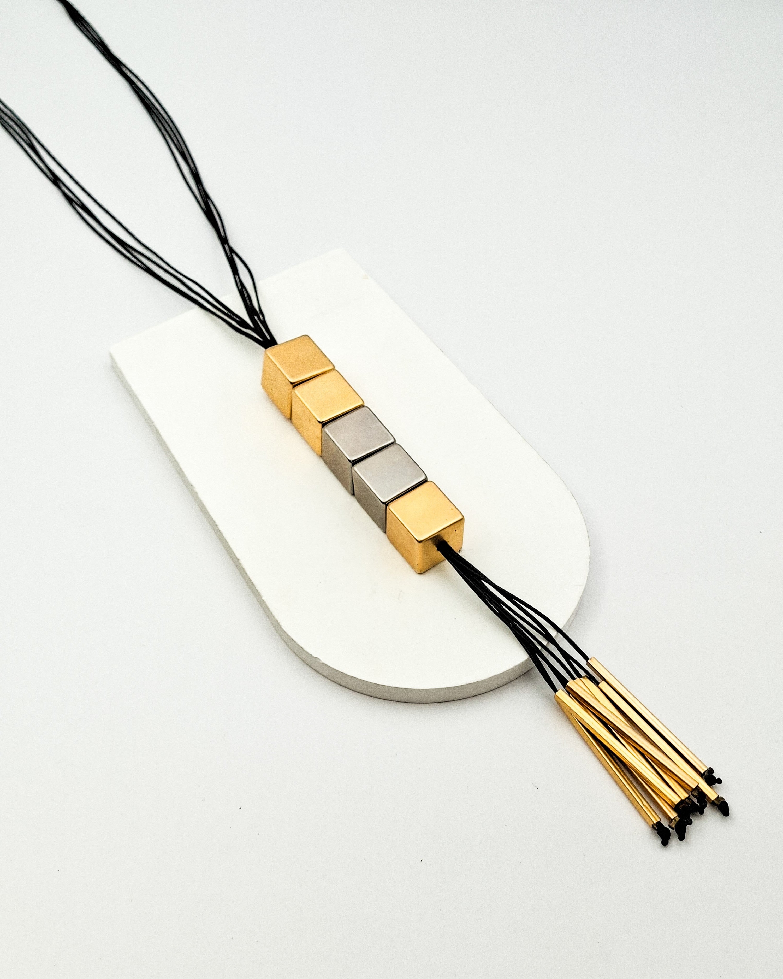 שרשרת עניבה קוביות