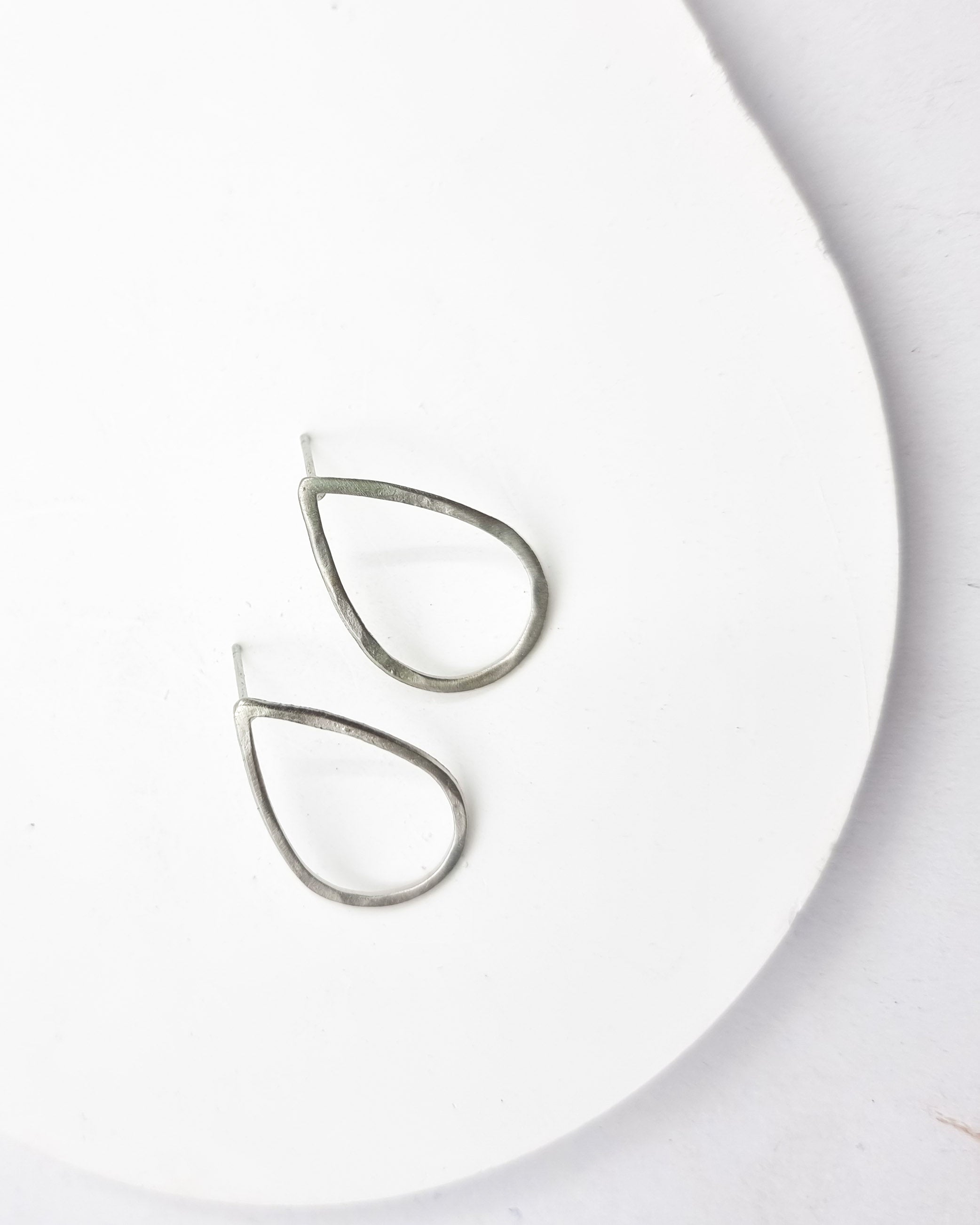 עגילי טיפה חלולה צמודים עבודת יד זהב