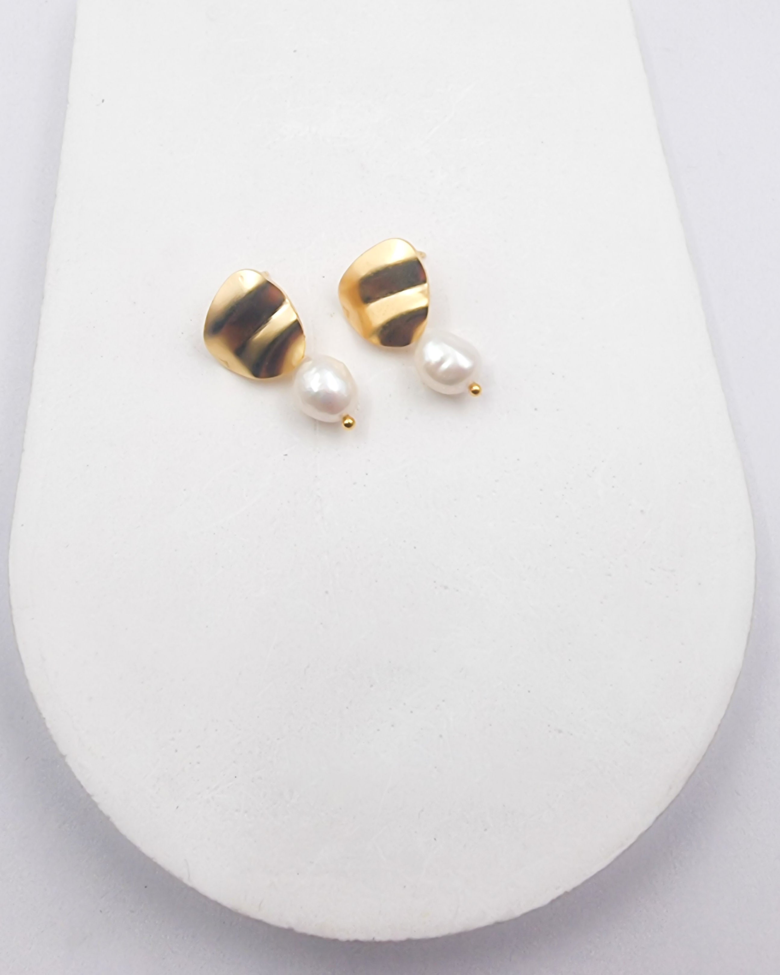 עגילים צמודים היילי  גלי עם תליון פנינה