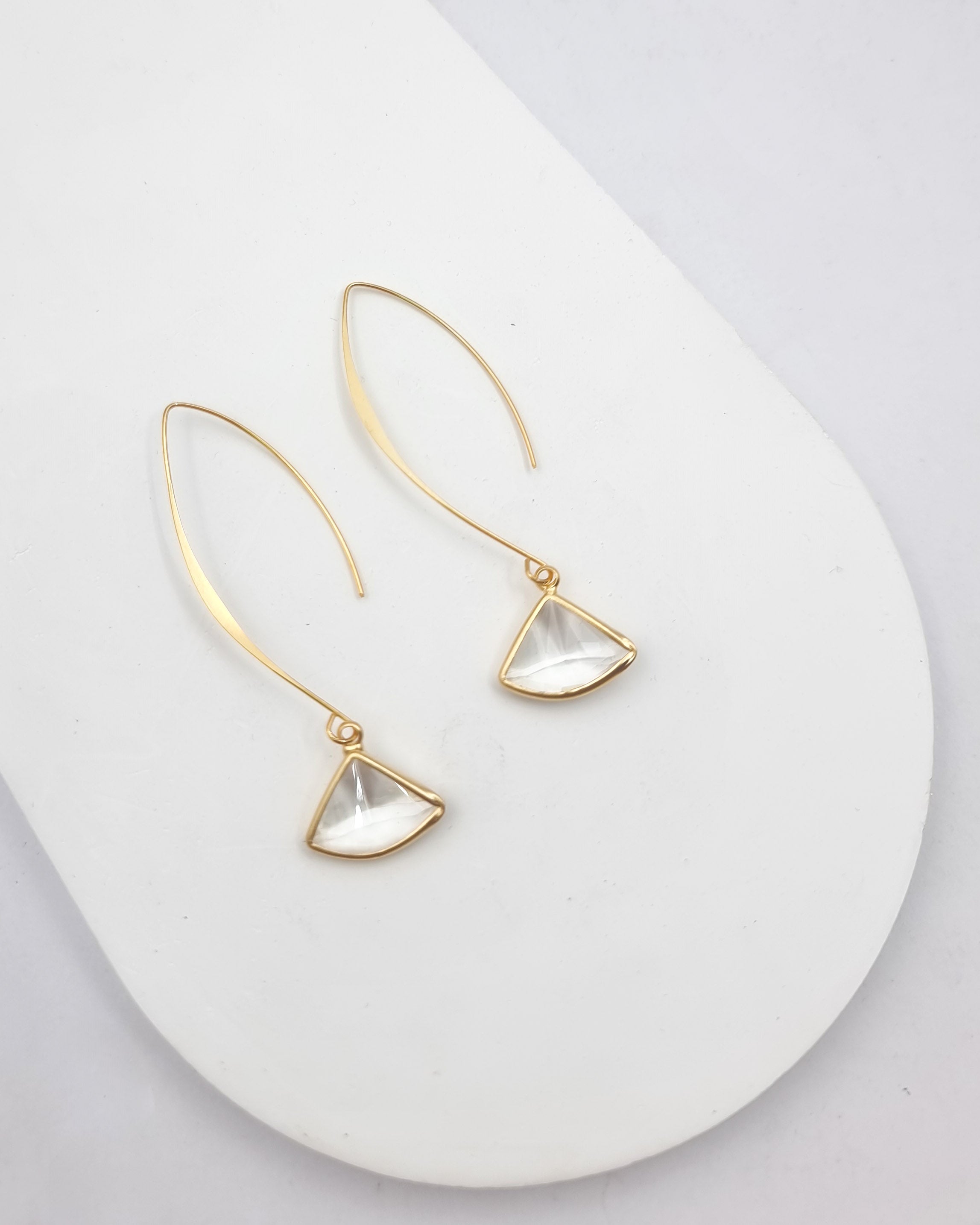 עגילי משולש ממוסגר זהב תלויים