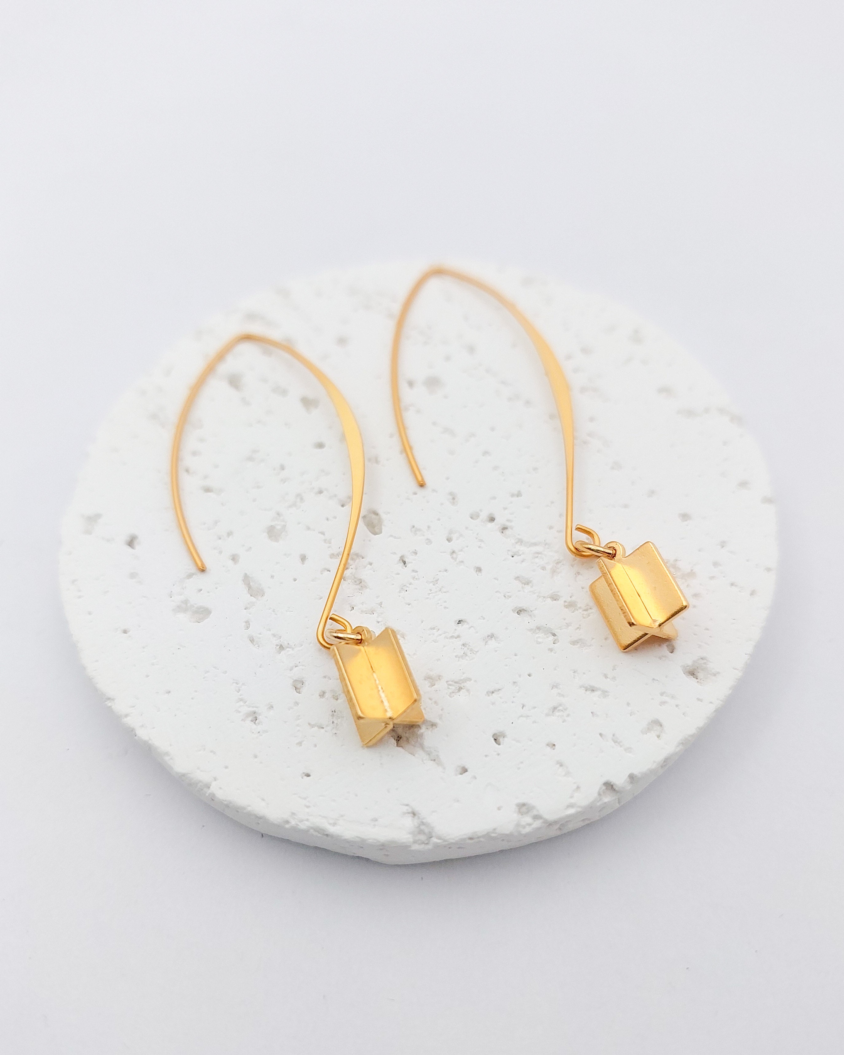 עגילי סנדי תלויים זהב