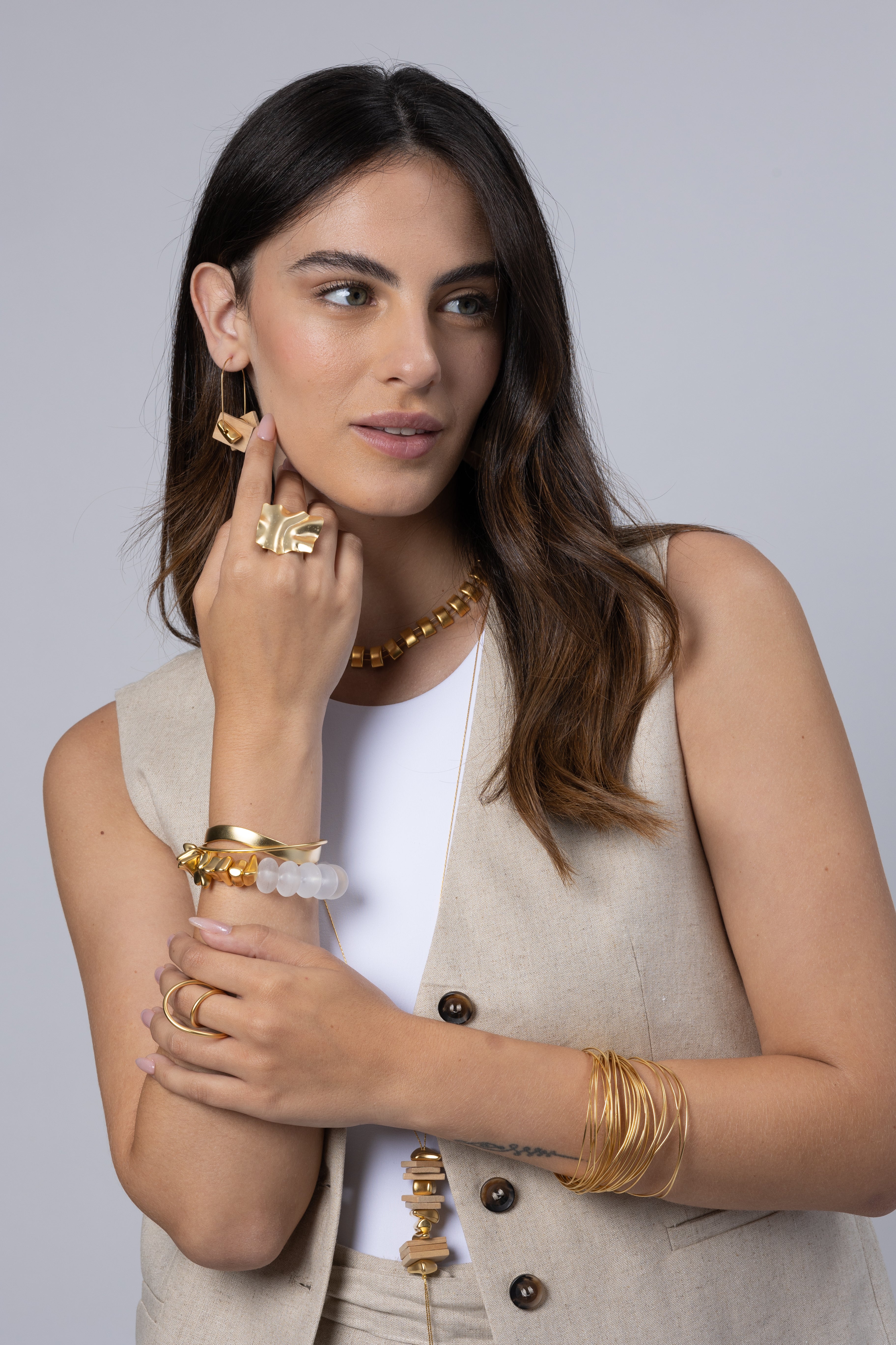 עגילי סהר עץ פלחים זהב