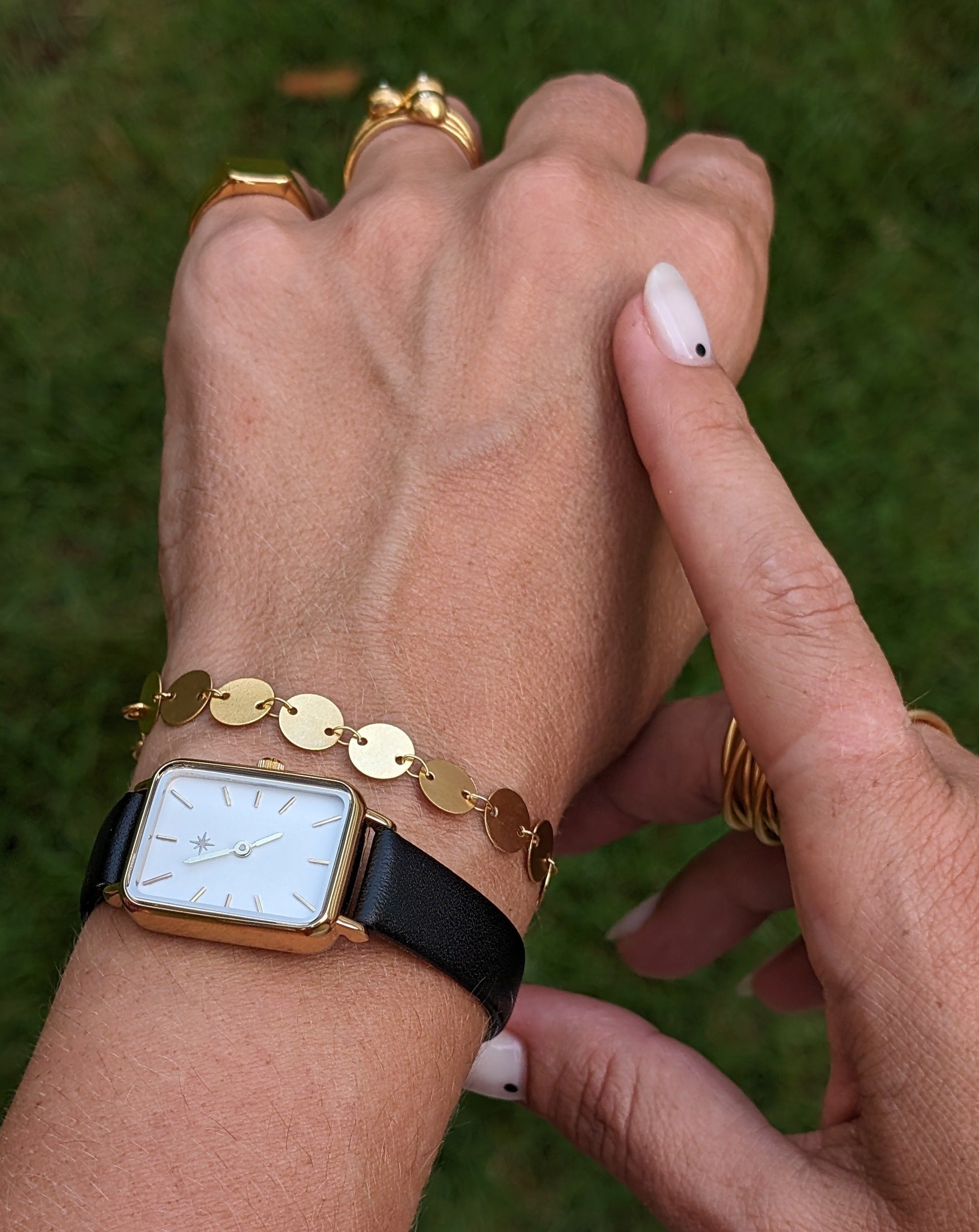 שעון מוזהב עור שחור