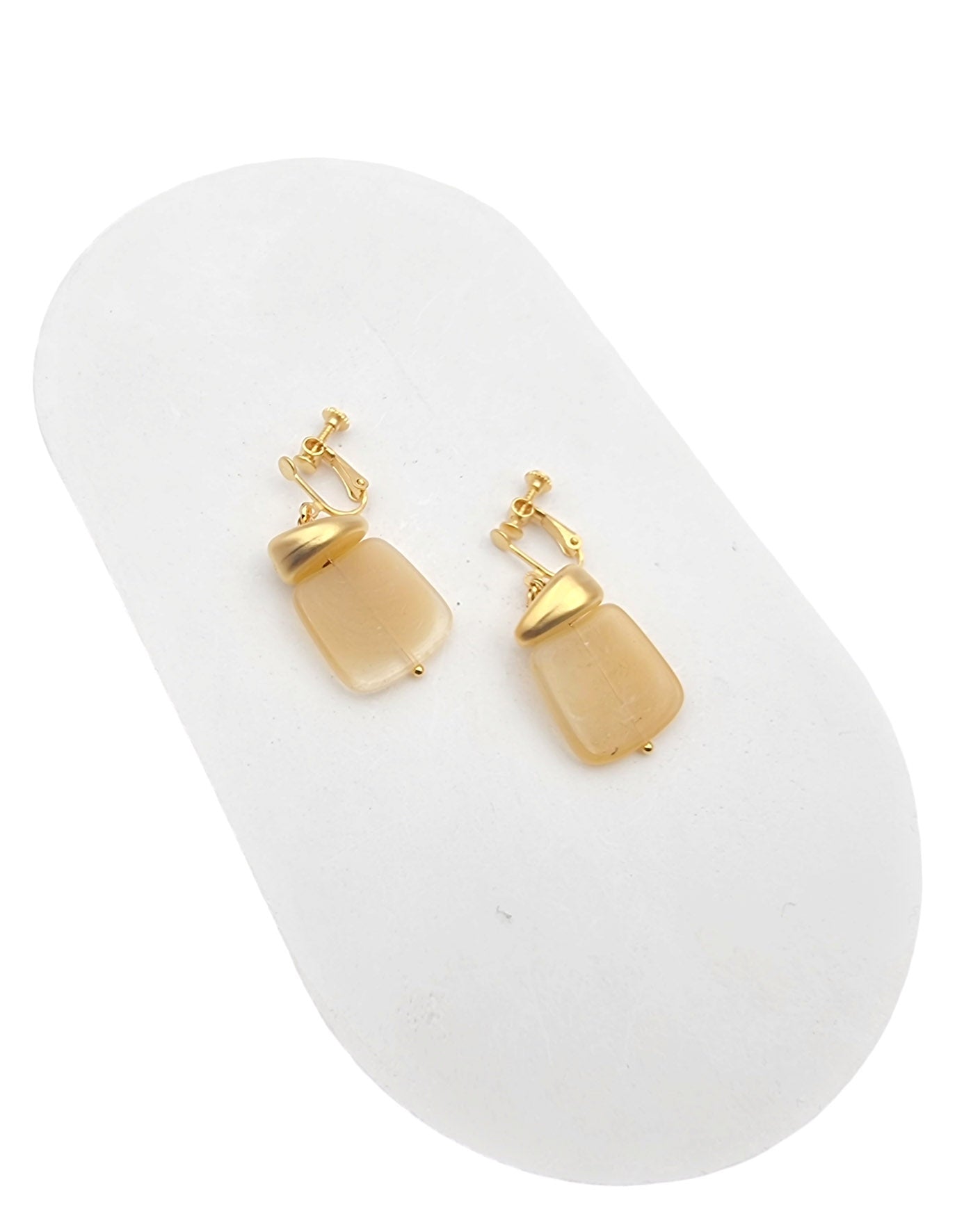 עגילי קליפס שייש פלח זהב