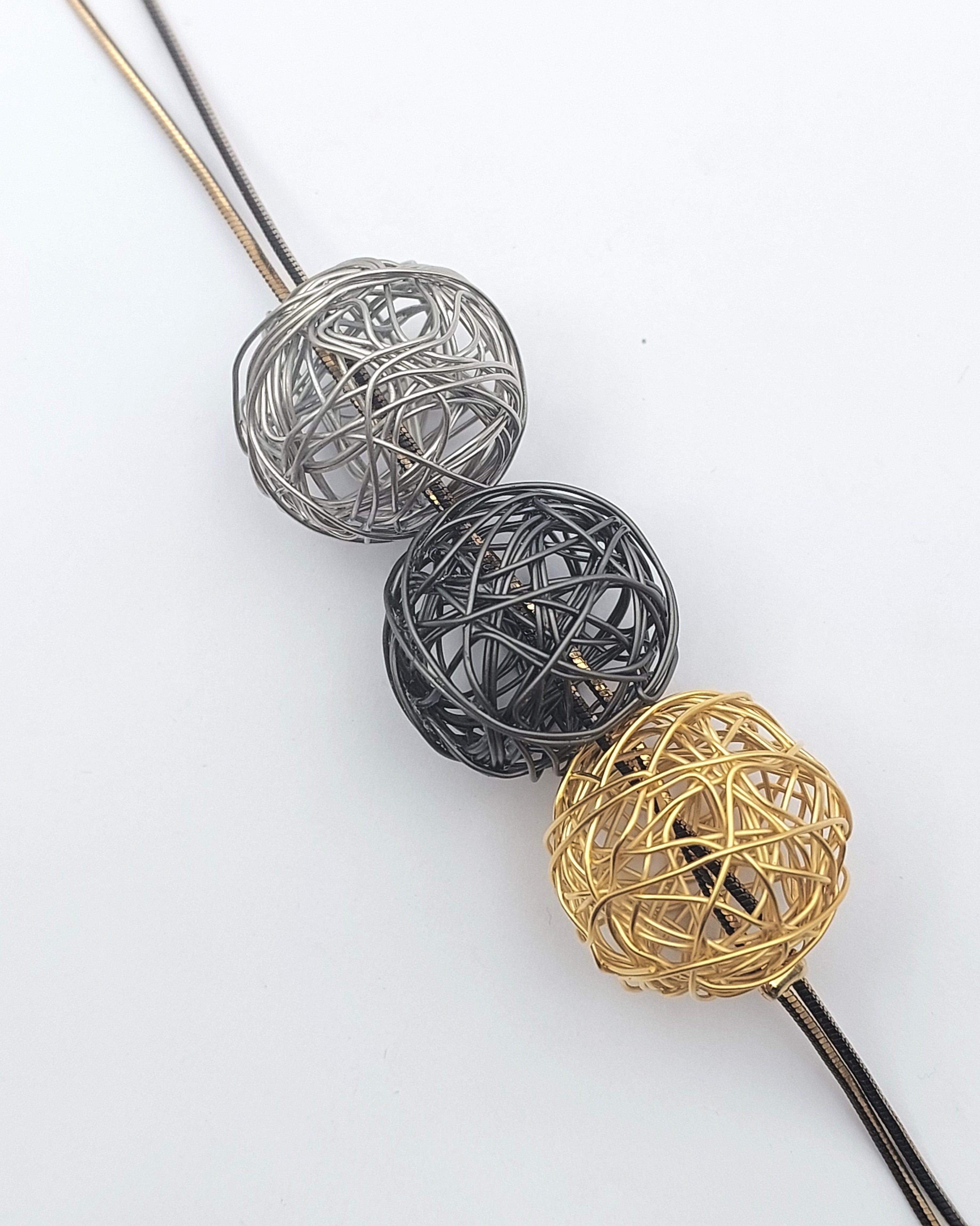 שרשרת עניבה כדורי סבך עבודת יד