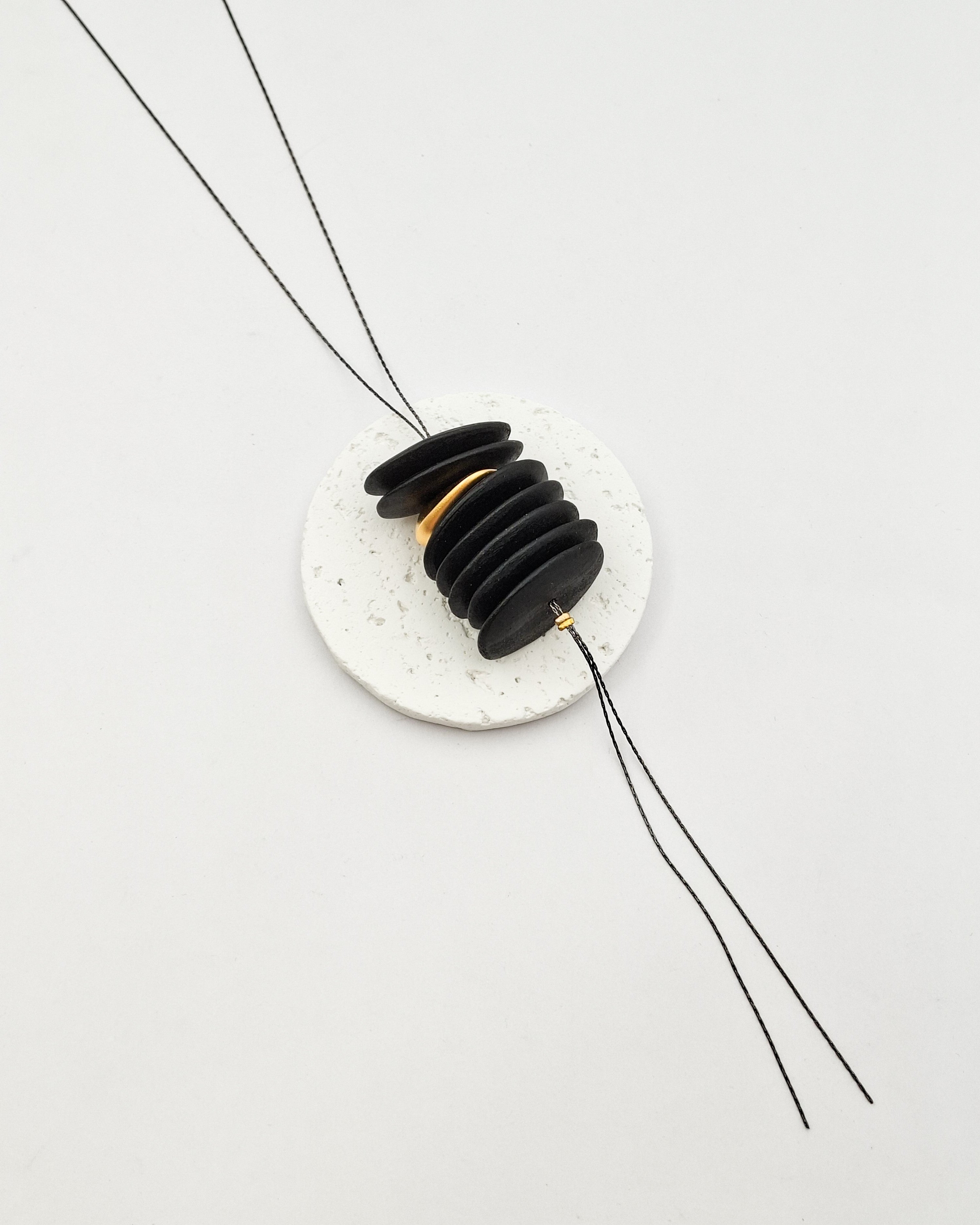 שרשרת עניבה פלחים אובלים שחור זהב