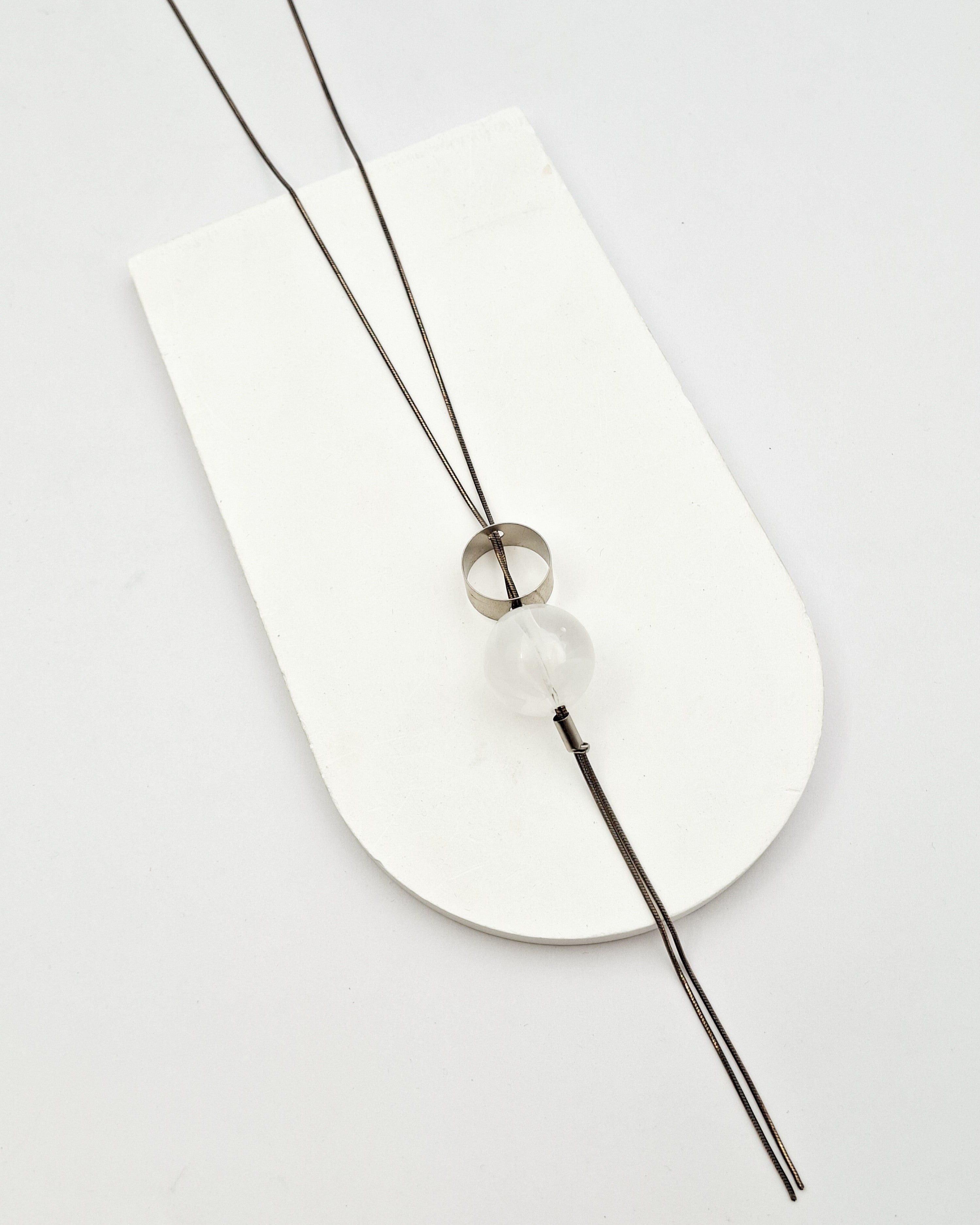 שרשרת עניבה כדור חלבי