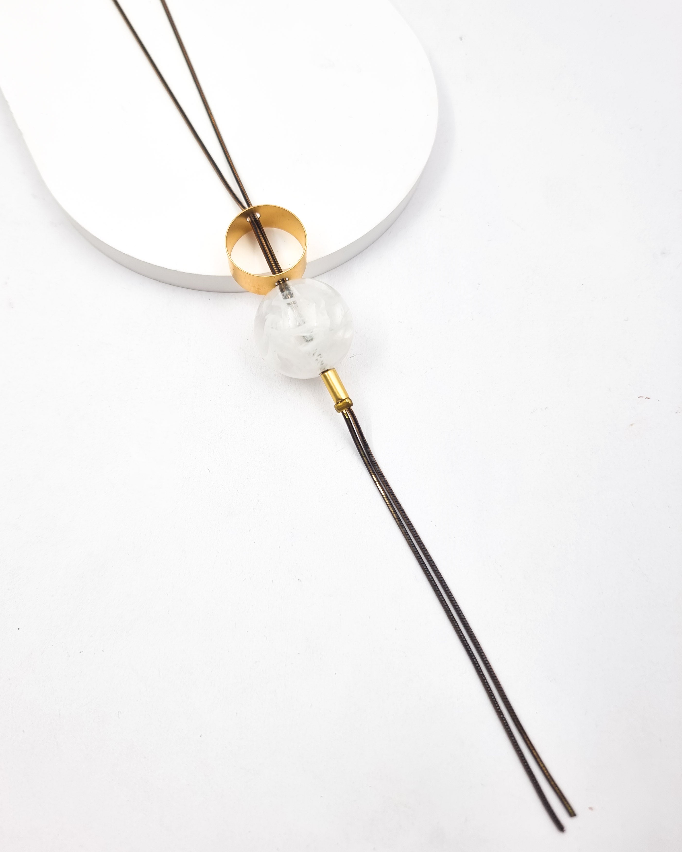 שרשרת עניבה כדור חלבי