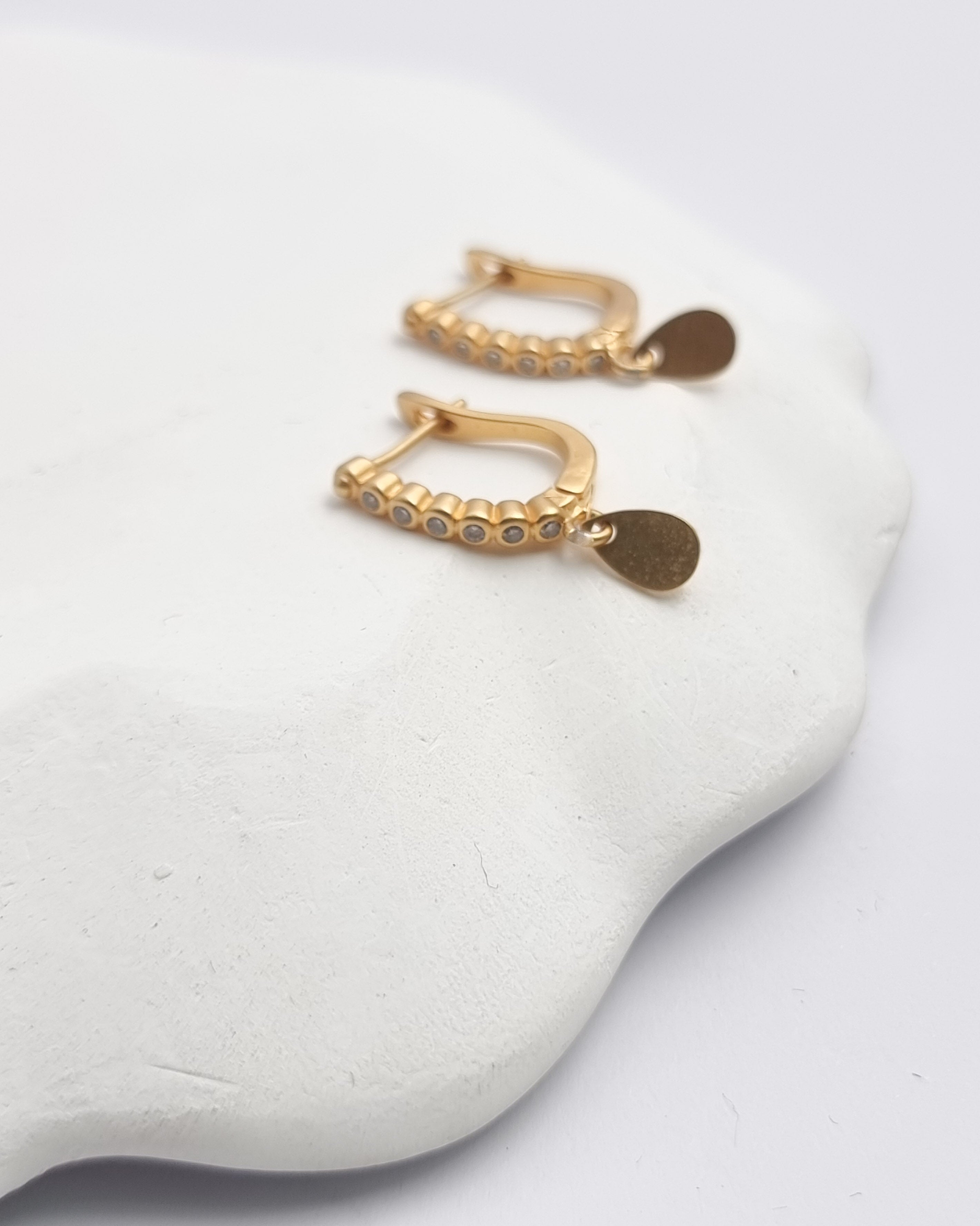 עגילים  משובצים זירקונים טיפה מלאה זהב