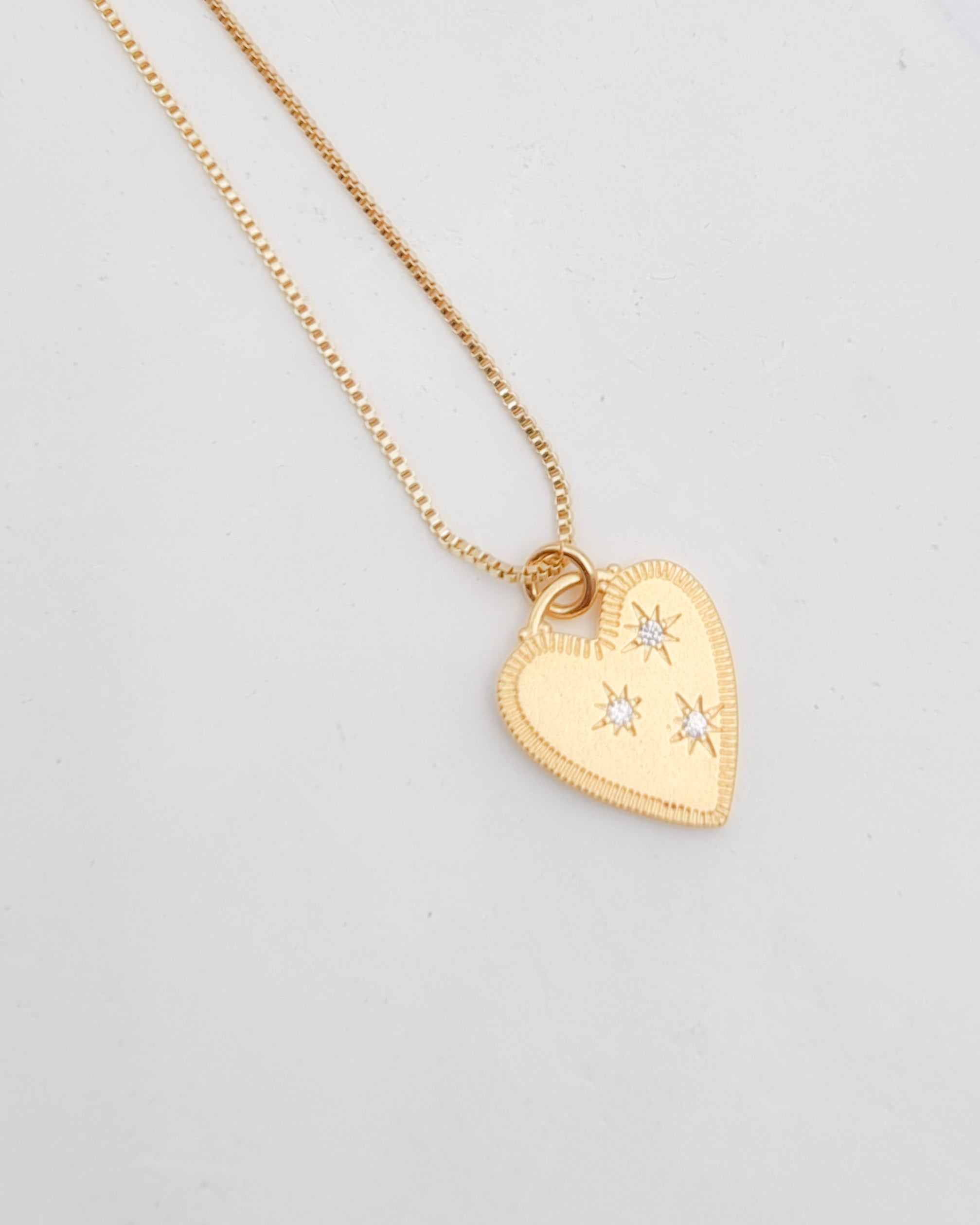 שרשרת ארוכה לב בשיבוץ זירקונים זהב