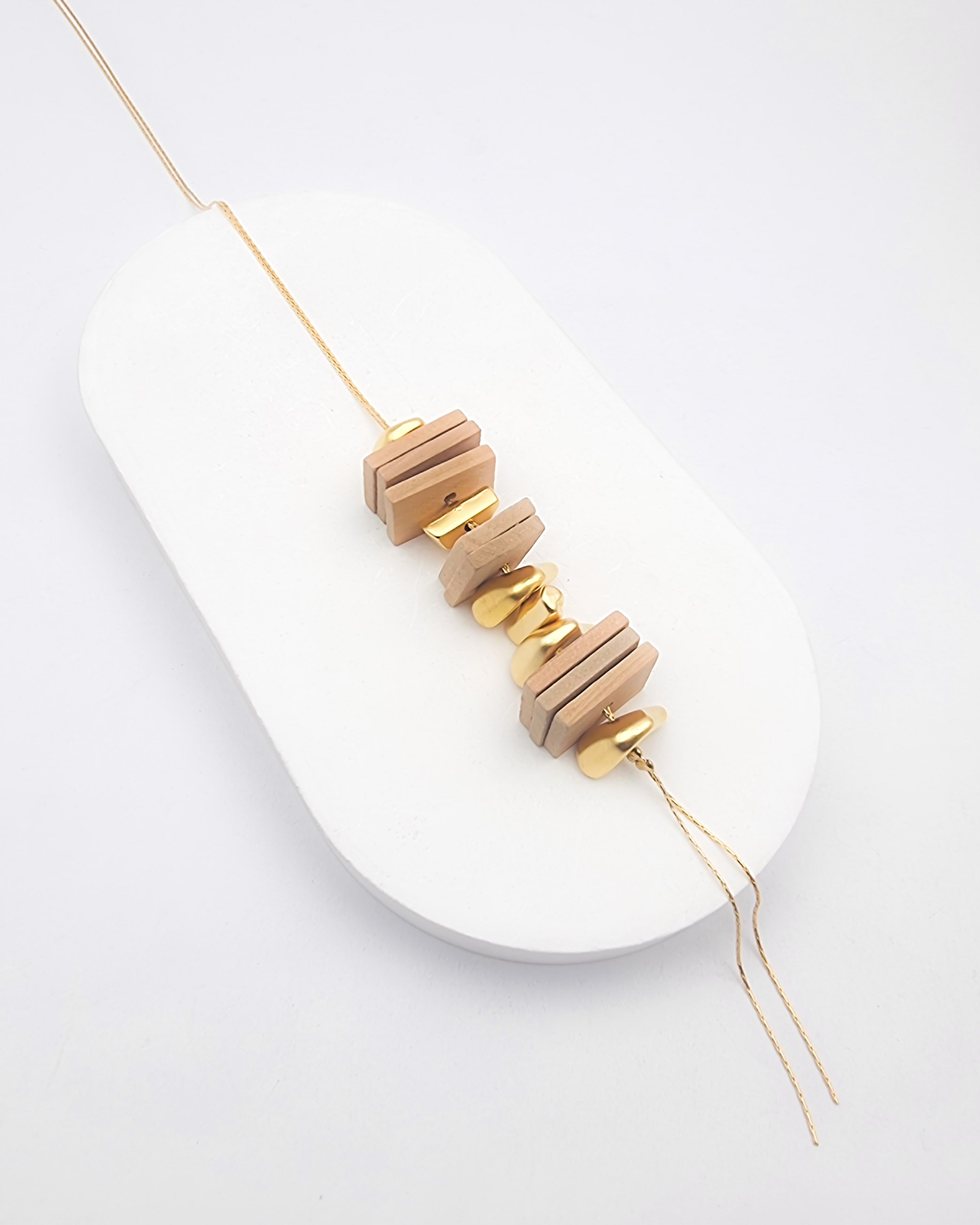 שרשרת עניבה פלחי עץ וזהב