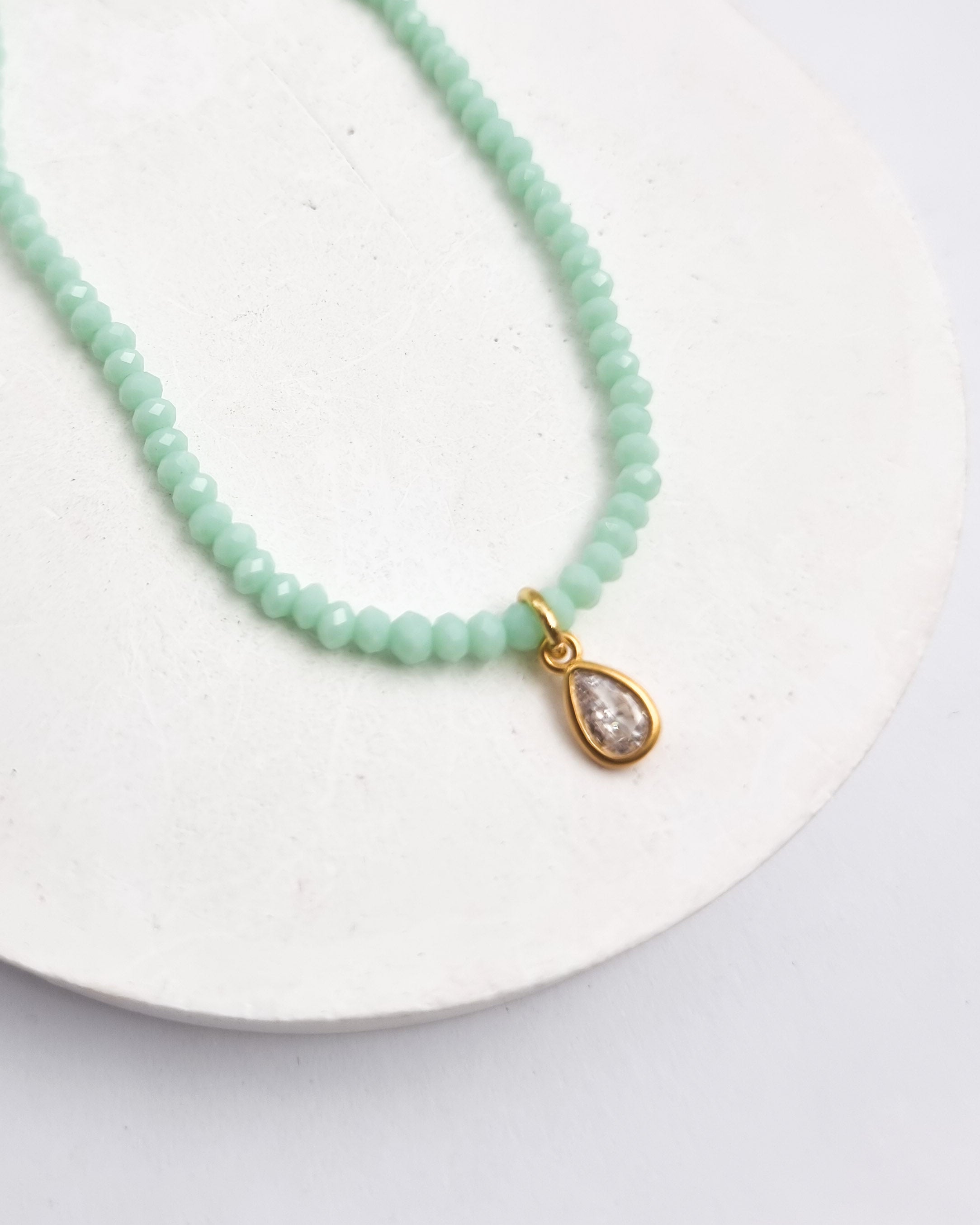 שרשרת קריסטלים טיפה זירקון ממוסגר אמה