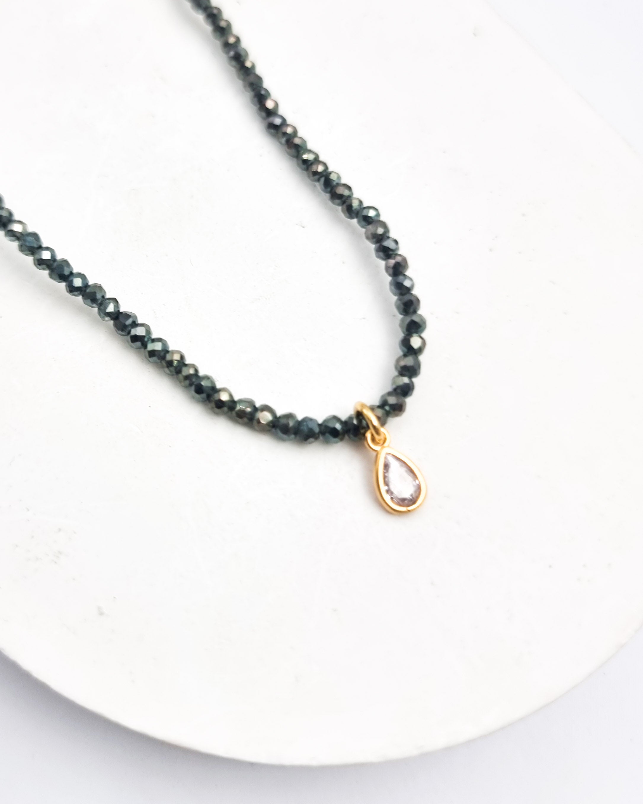 שרשרת קריסטלים טיפה זירקון ממוסגר אמה