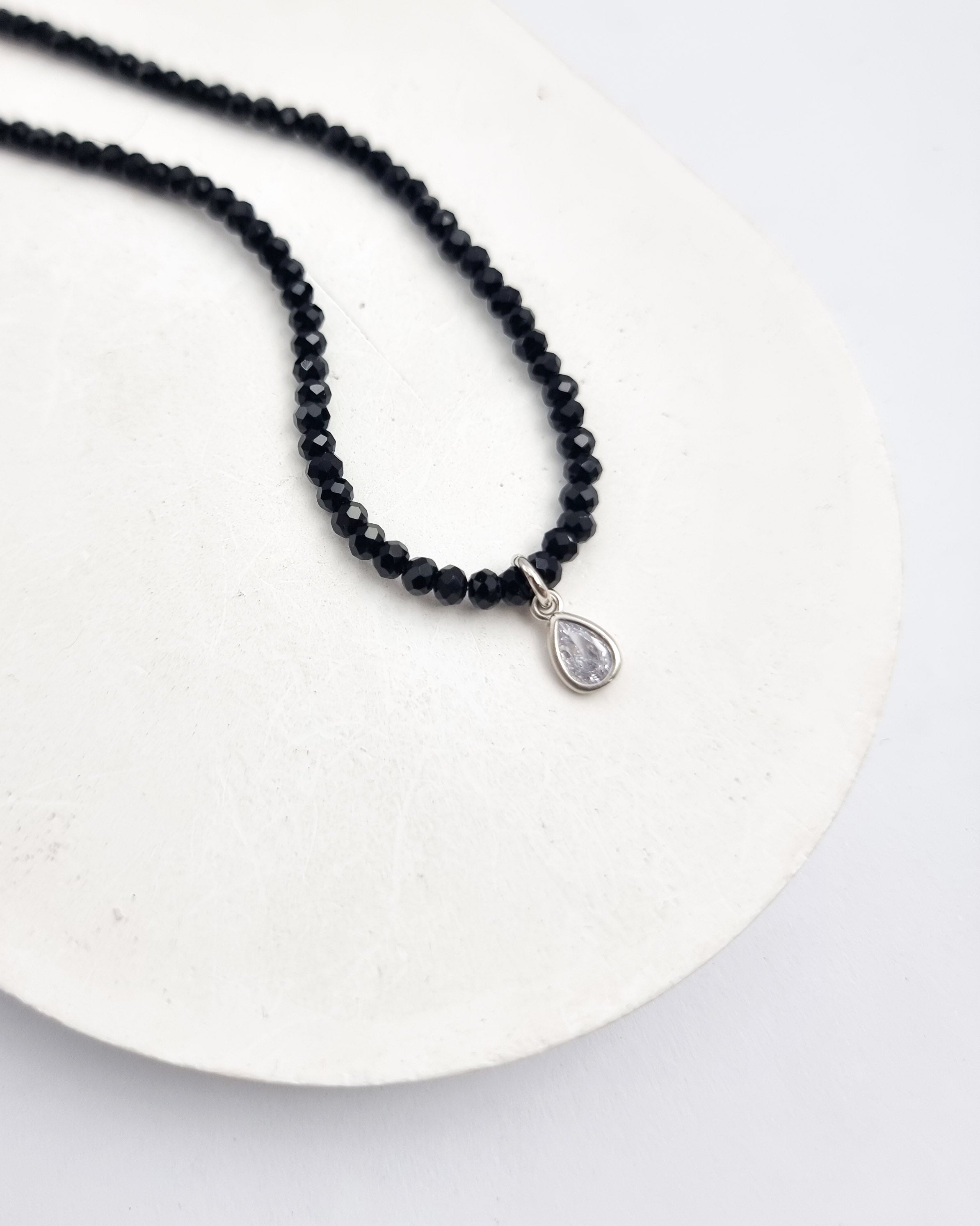 שרשרת קריסטלים טיפה זירקון ממוסגר אמה