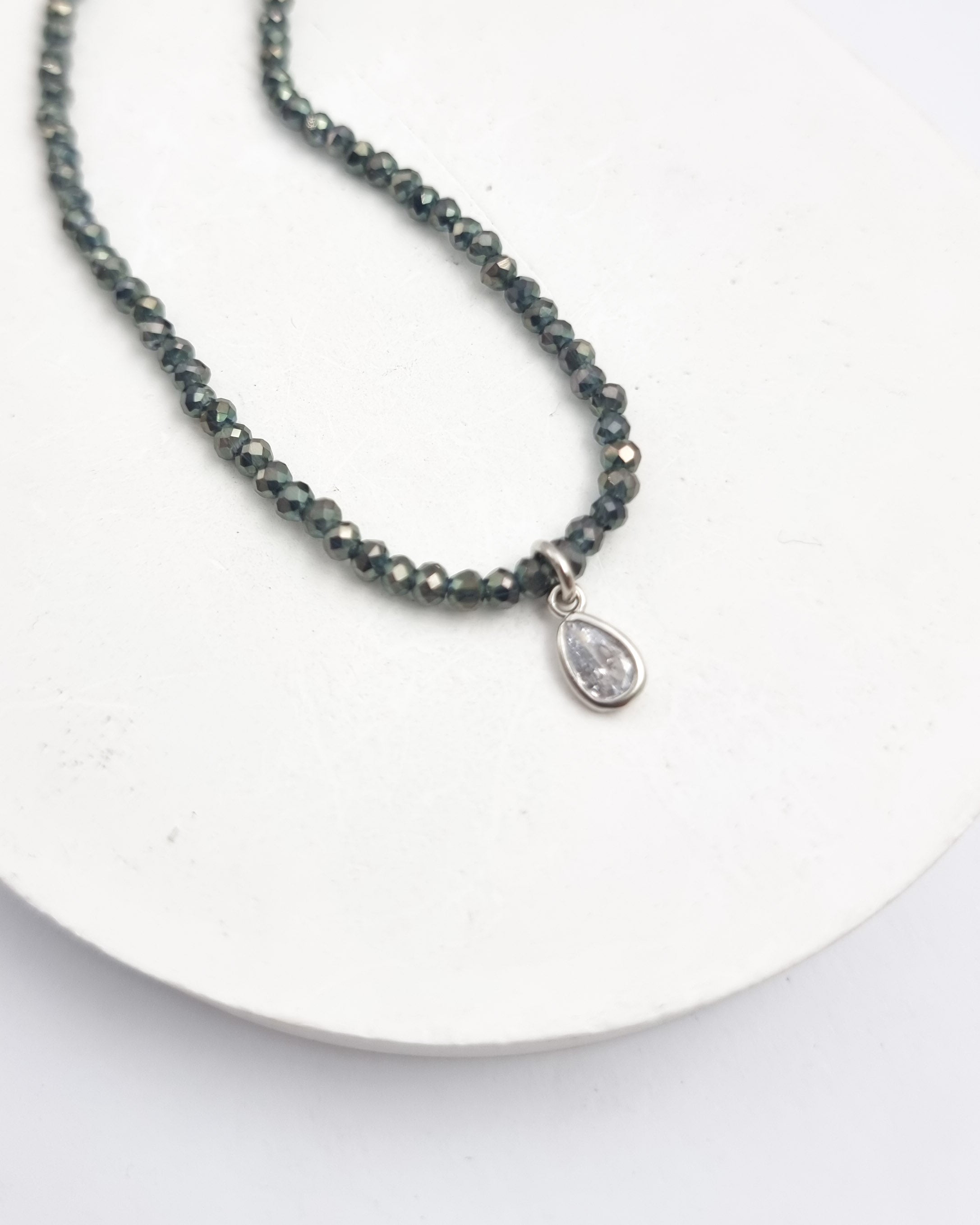 שרשרת קריסטלים טיפה זירקון ממוסגר אמה