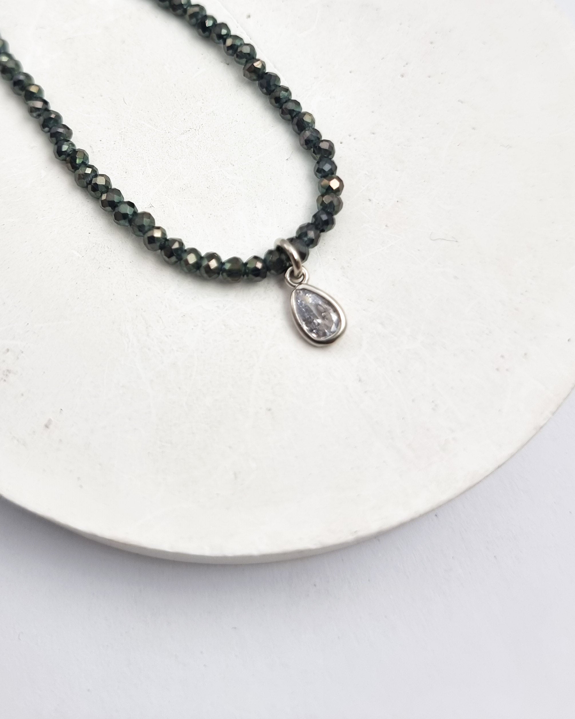 שרשרת קריסטלים טיפה זירקון ממוסגר אמה