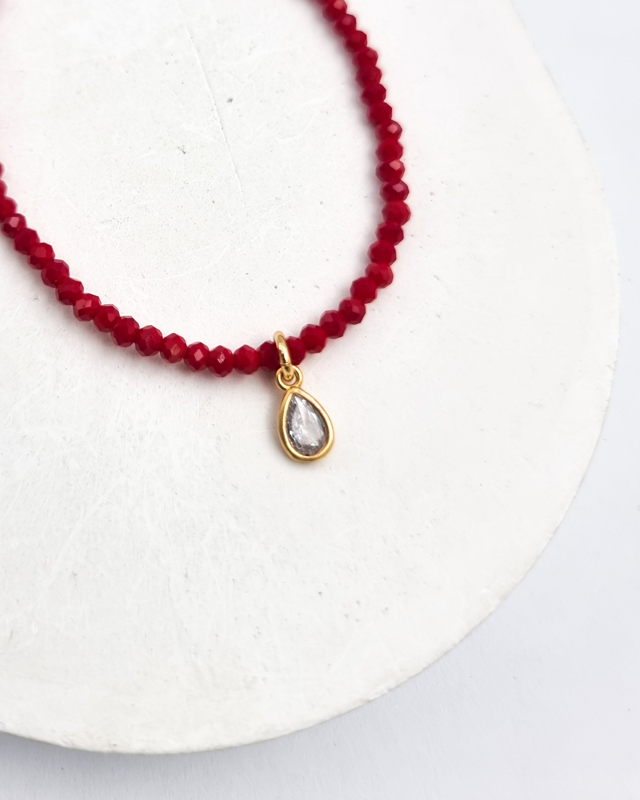 שרשרת קריסטלים טיפה זירקון ממוסגר אמה