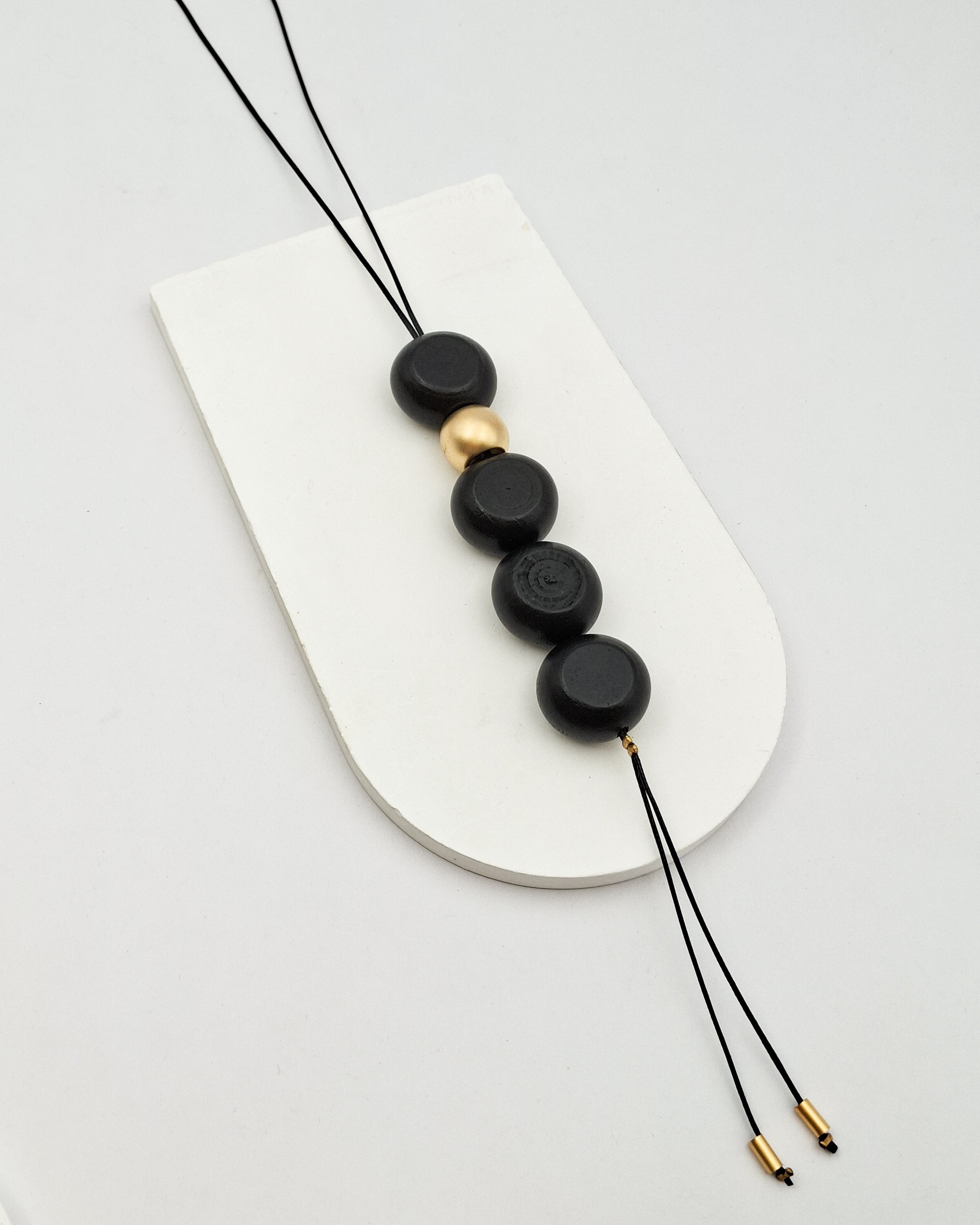 שרשרת עניבה עיגולי עץ וכותנה