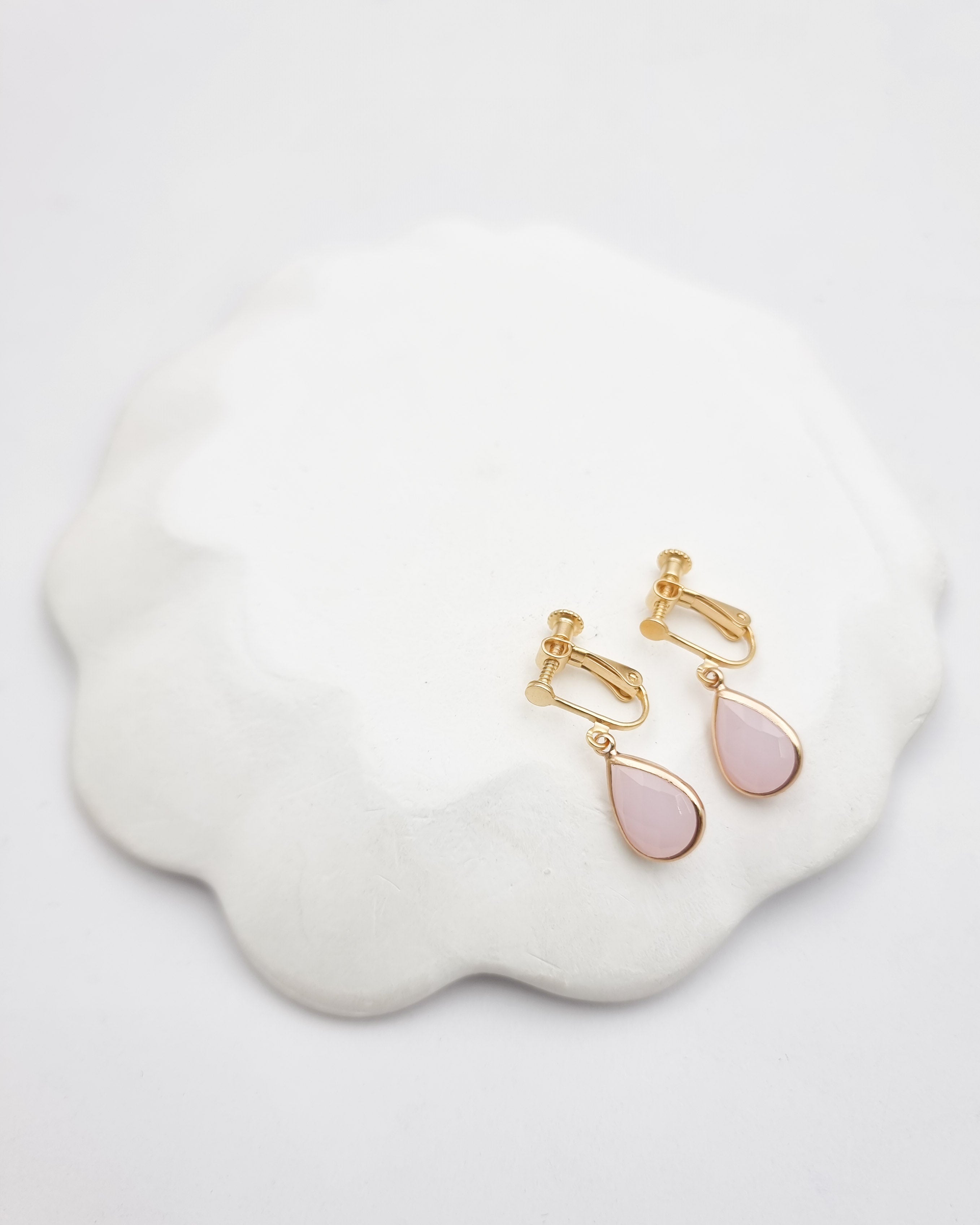 עגילי קליפס טיפה ממוסגרת ורודה תלויה