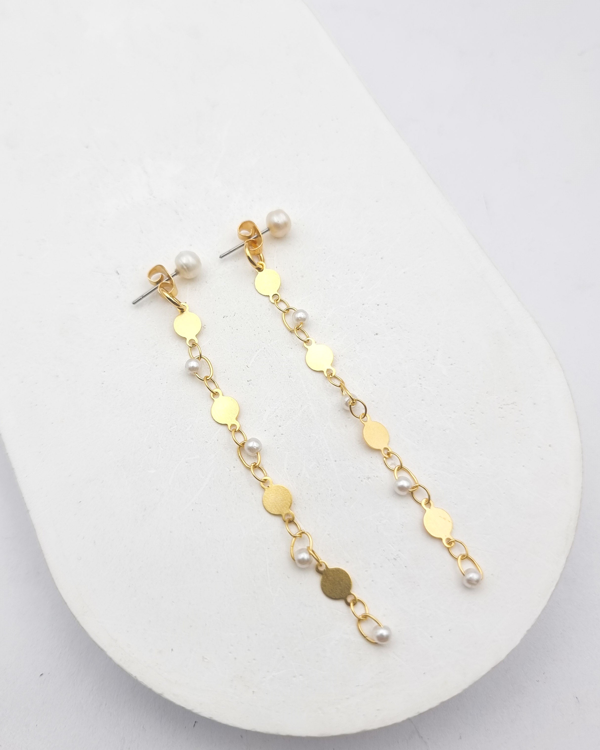 עגילי פנינה חובקים דלדלי פנינים