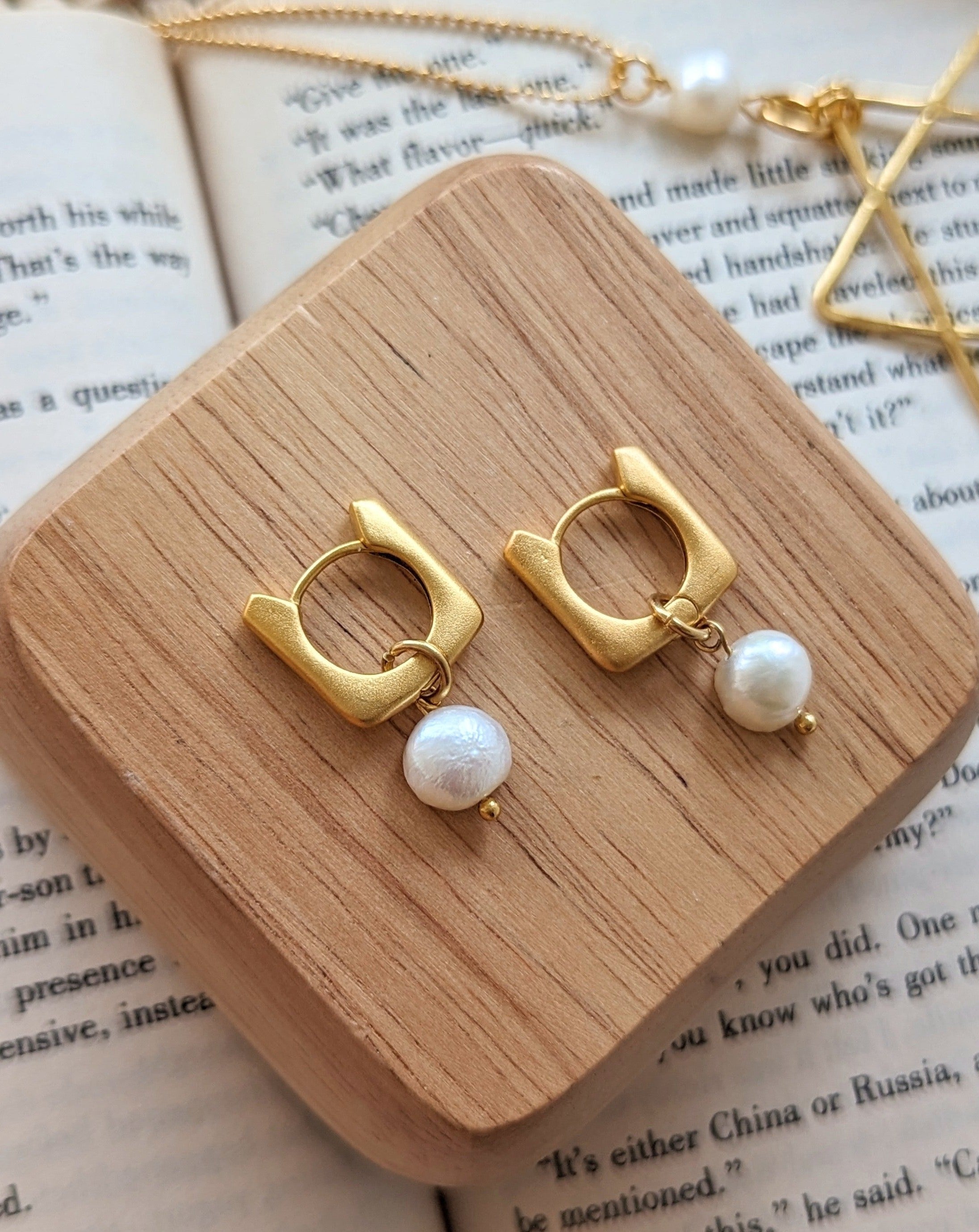 עגילי חישוק מרובעים פנינה אמיתית