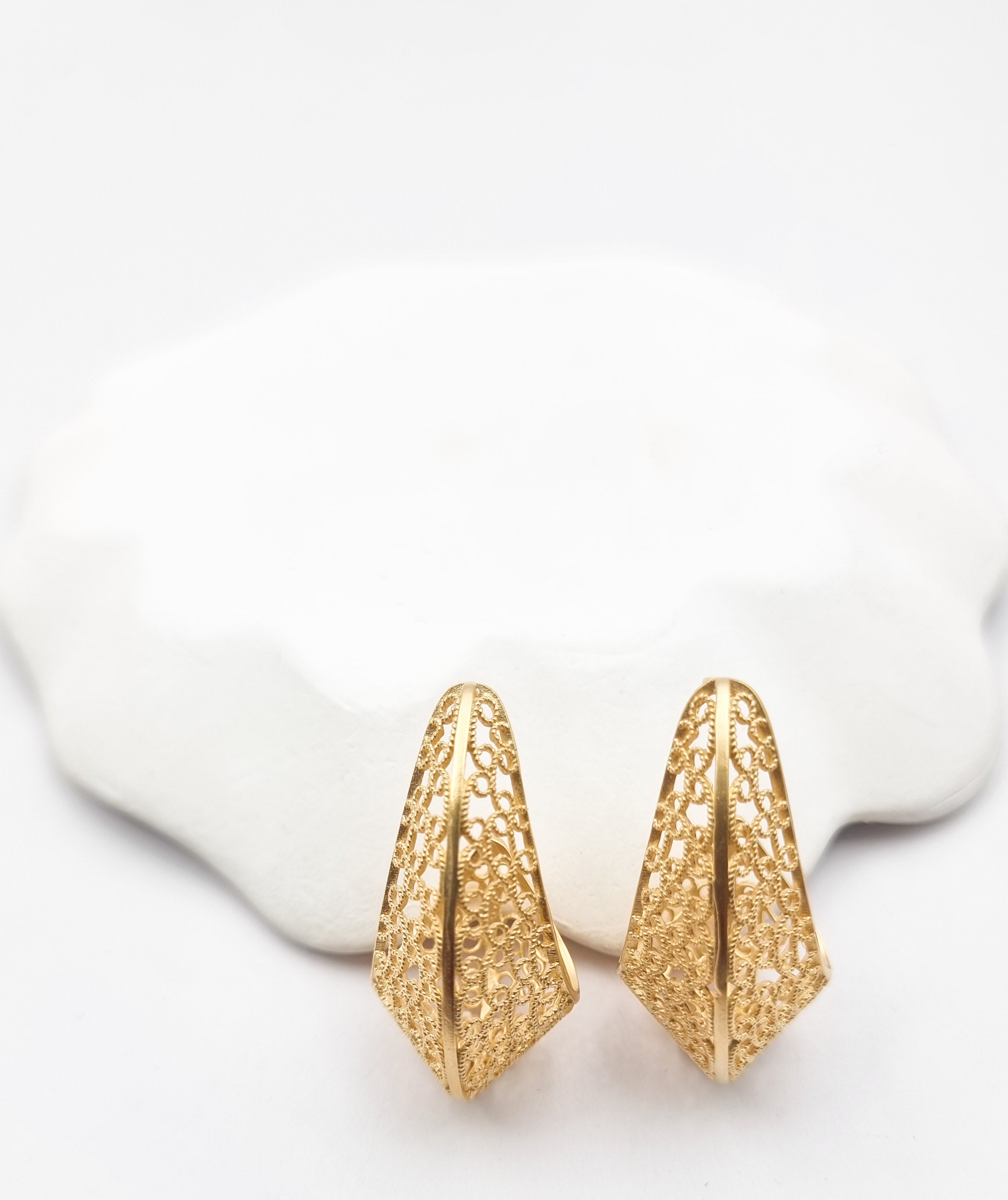 עגילי חישוק תחרה צמודים