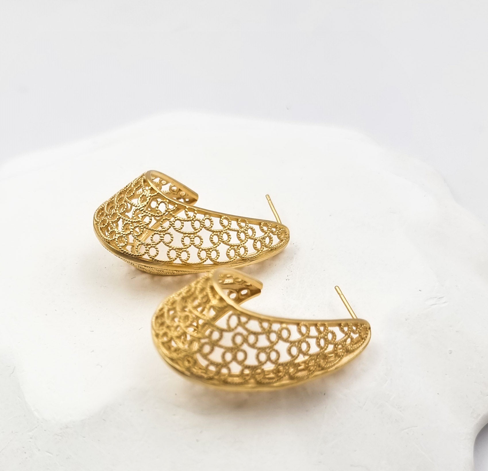 עגילי חישוק תחרה צמודים