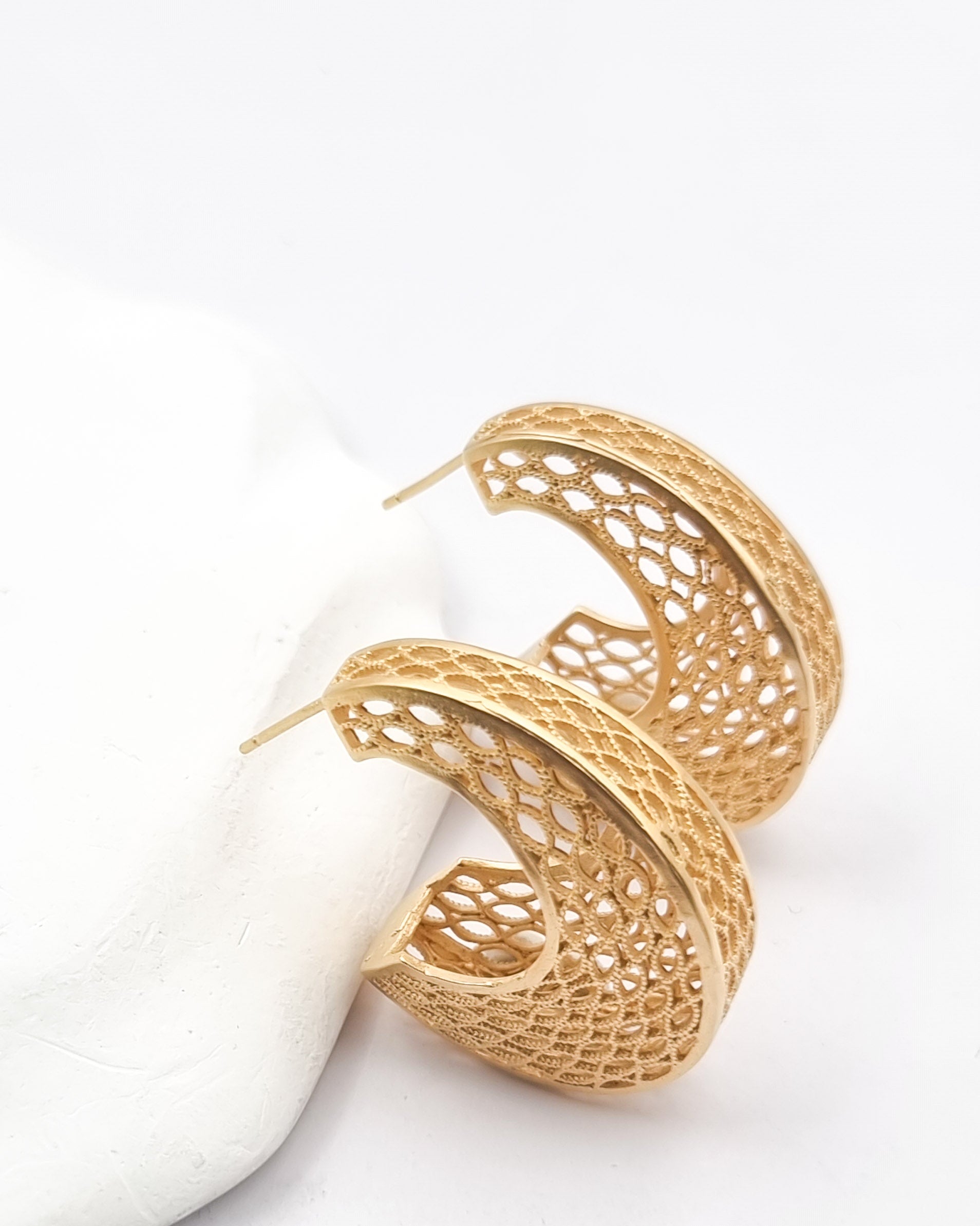 עגילי חישוק קרושה צמודים