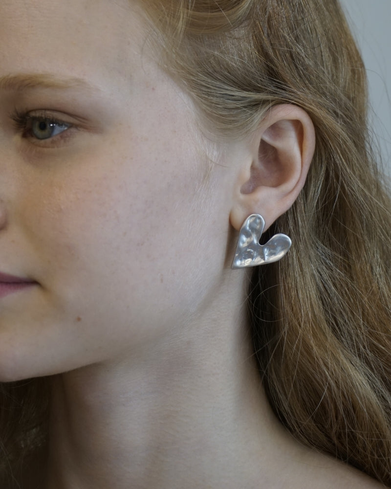 עגילי לבבות מקומטים צמודים