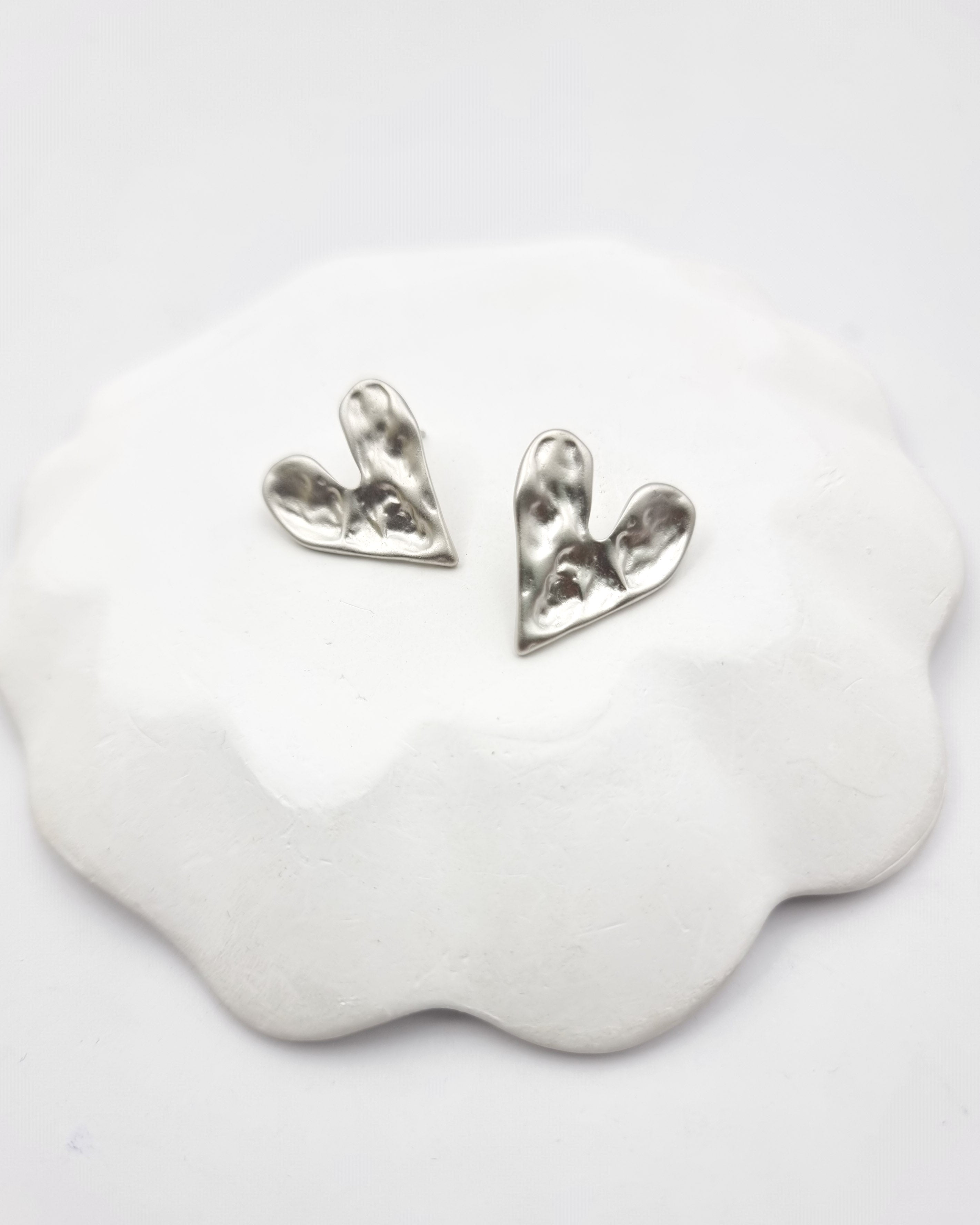 עגילי לבבות מקומטים צמודים