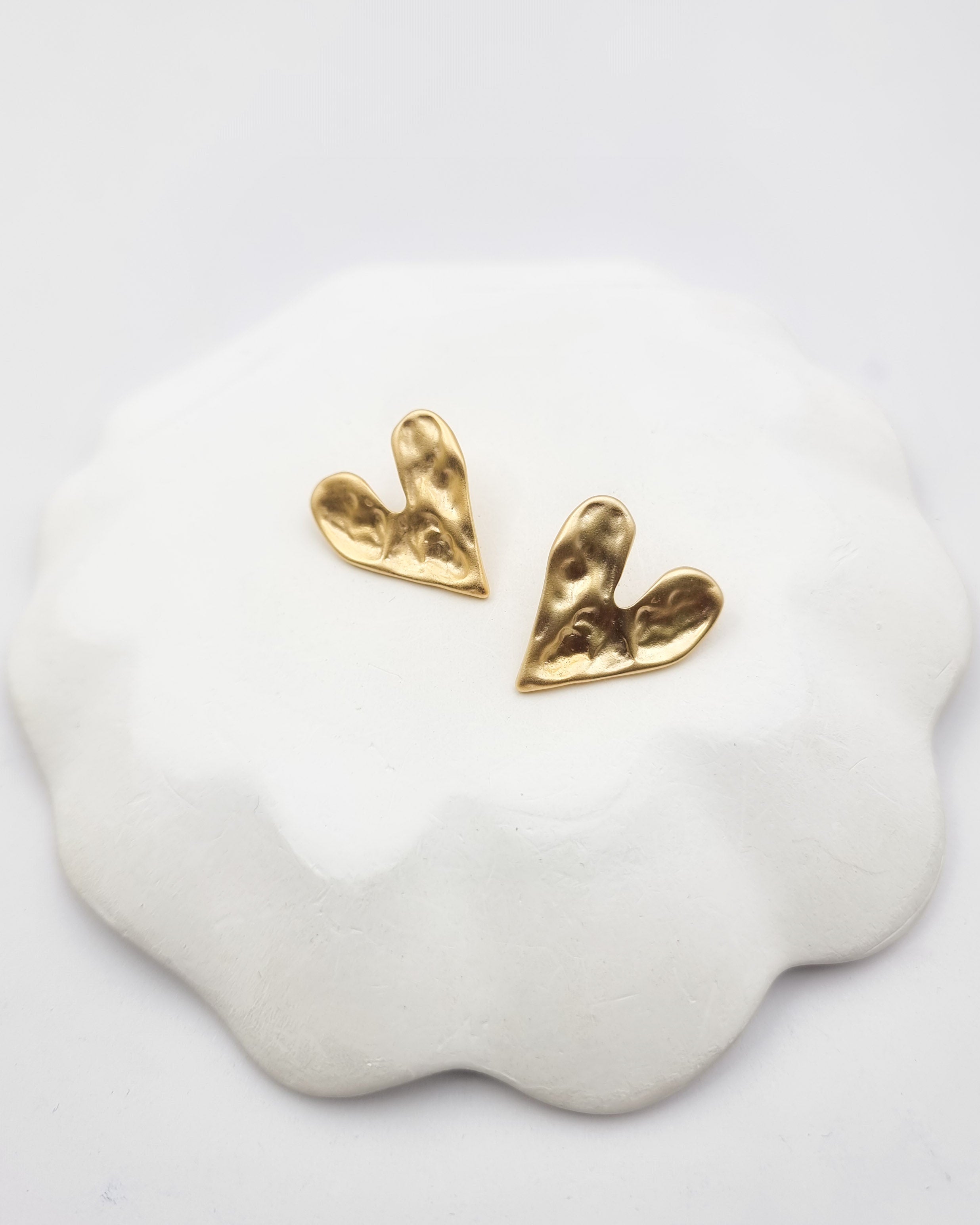 עגילי לבבות מקומטים צמודים