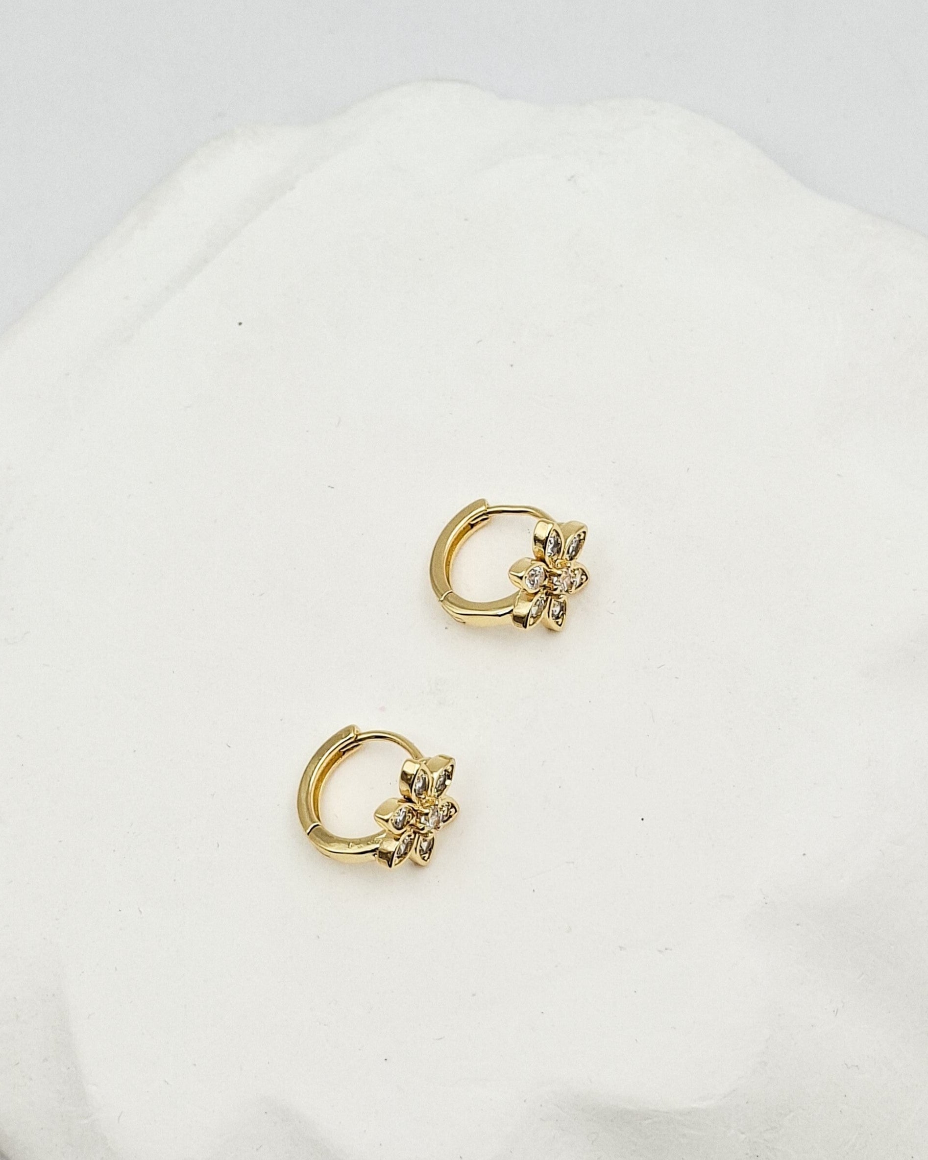 עגילי חישוק פרחי זירקונים