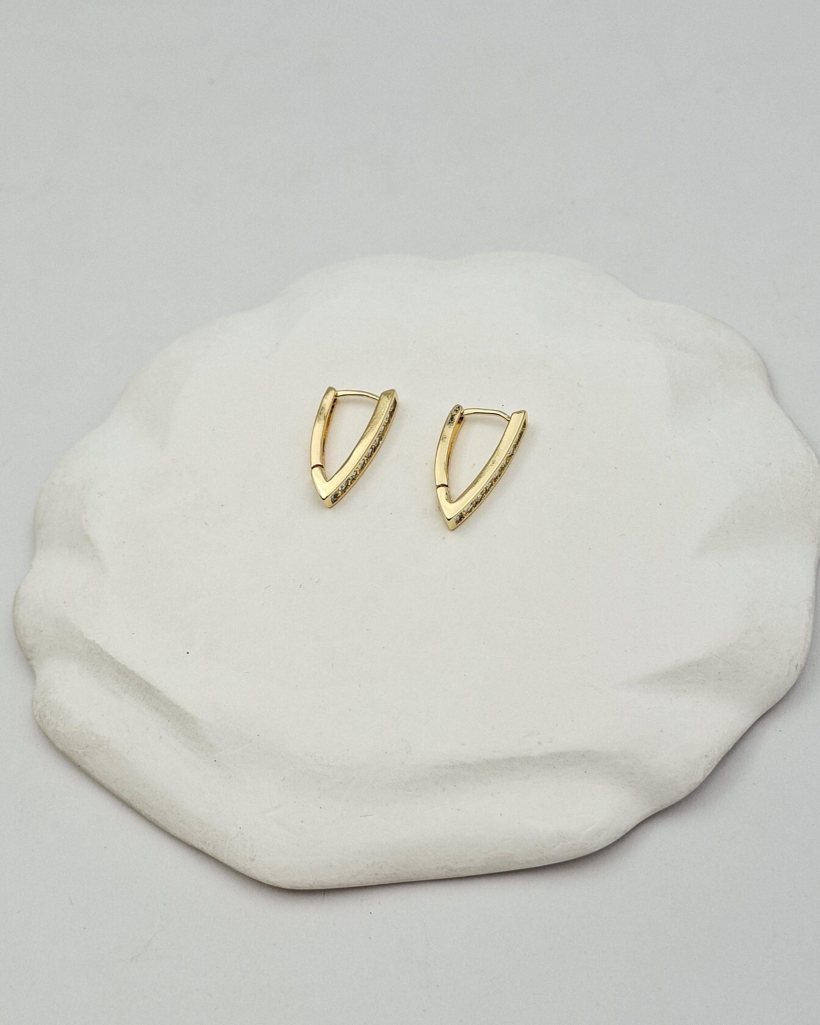 עגילי חישוק טריאנגל זירקונים