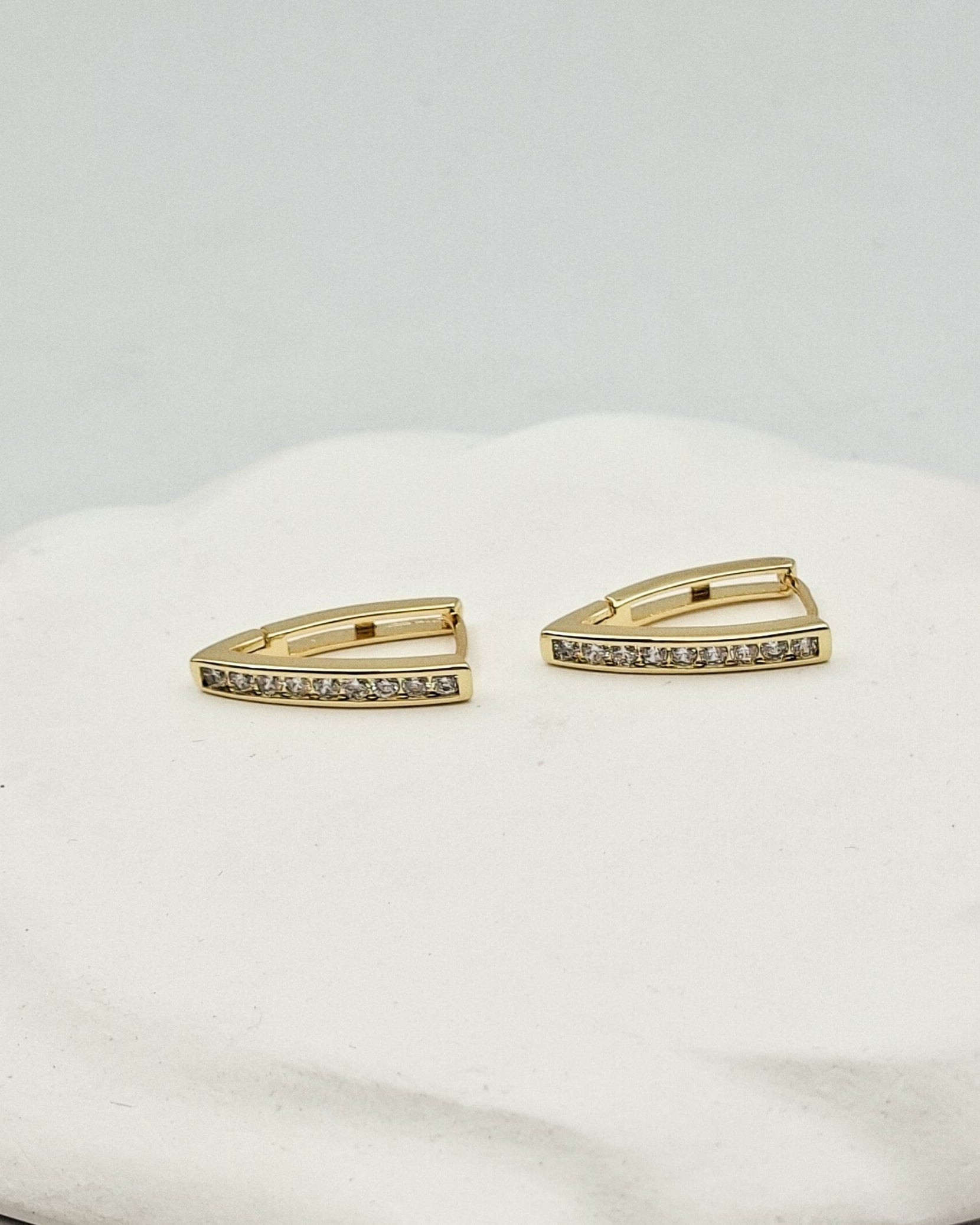 עגילי חישוק טריאנגל זירקונים