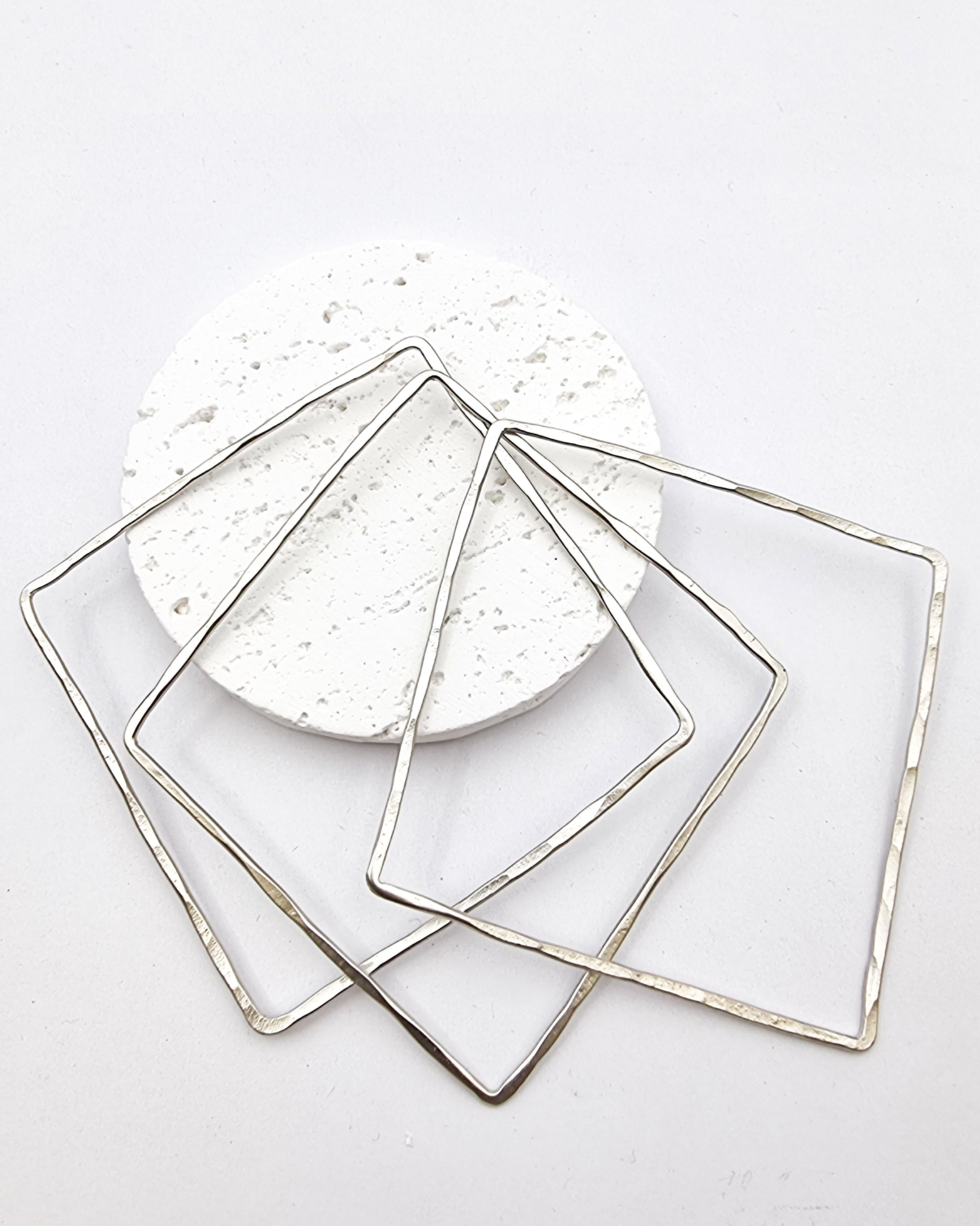 שלישיית צמידים מרובעים עבודת יד סקוואר