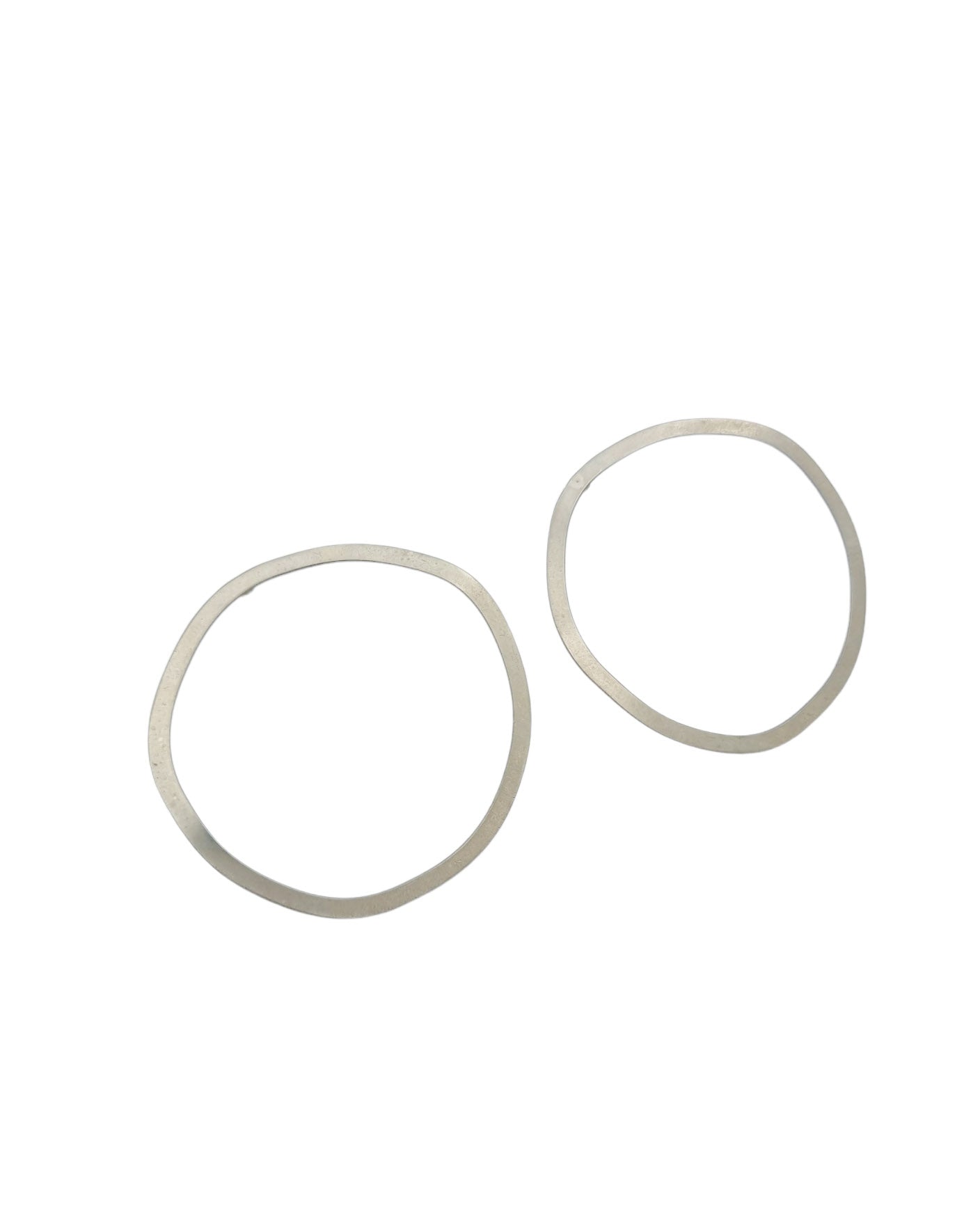 עגילי לופ חלולים צמודים כסופים