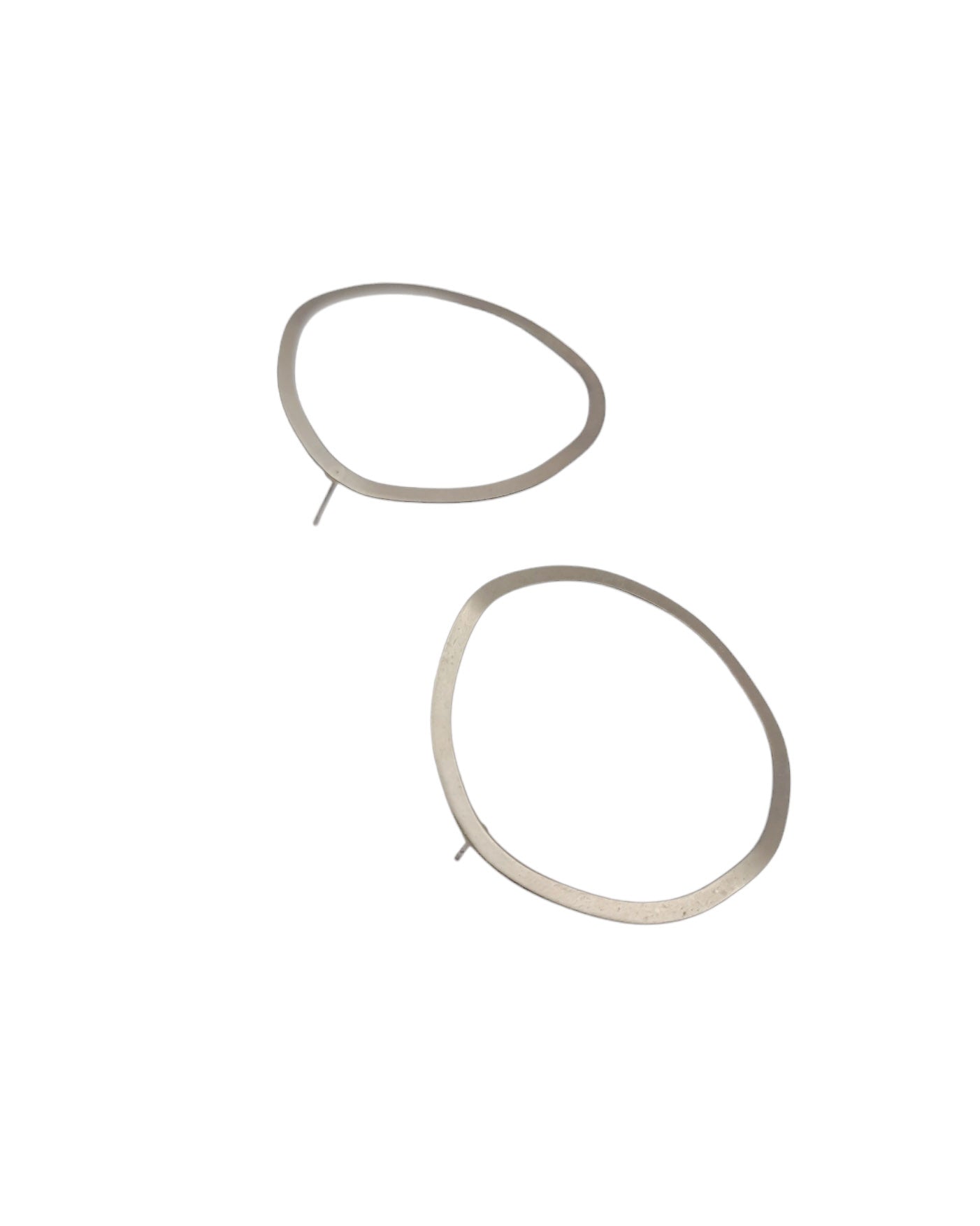 עגילי לופ חלולים צמודים כסופים