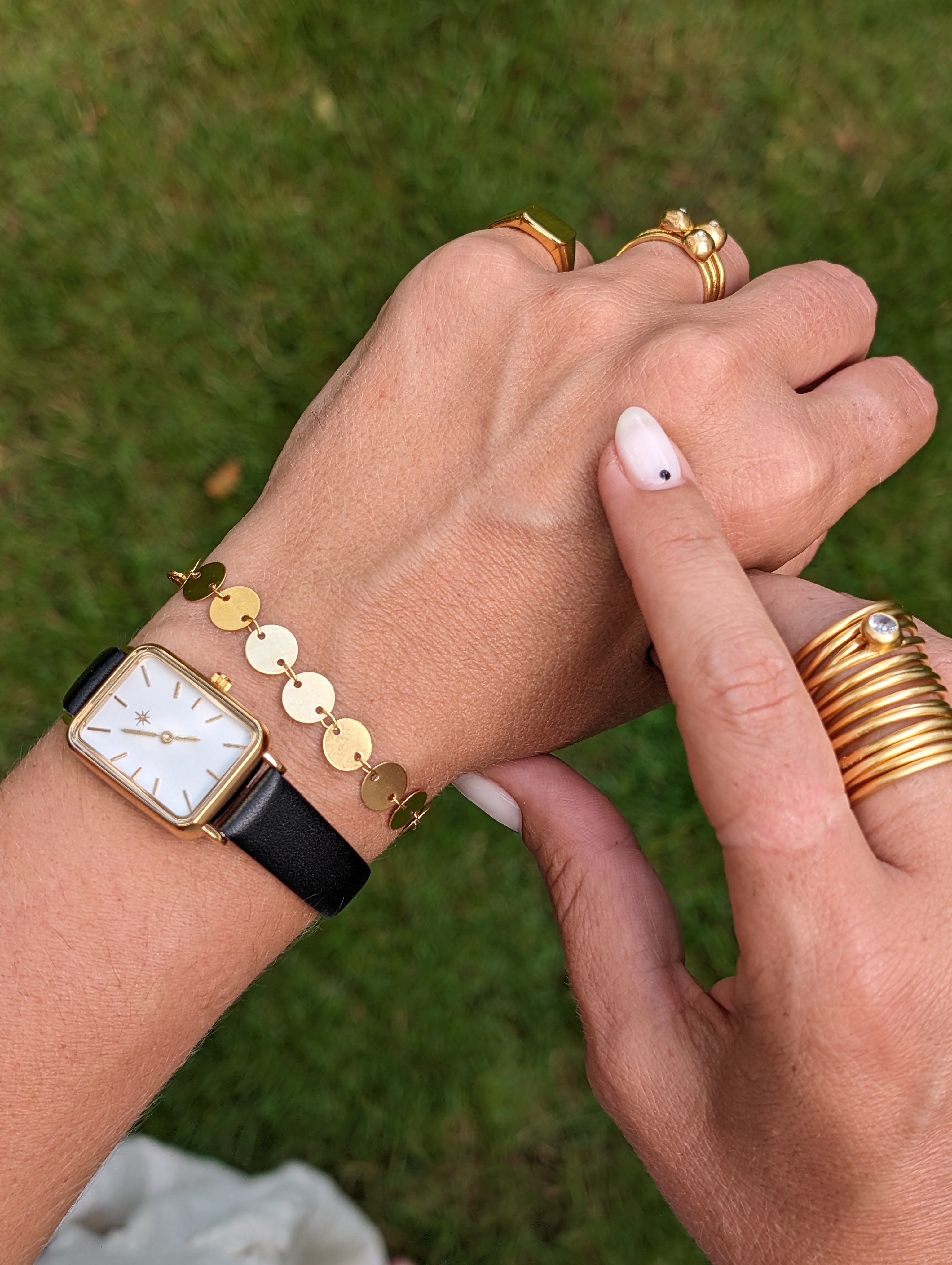 שעון מוזהב עור שחור