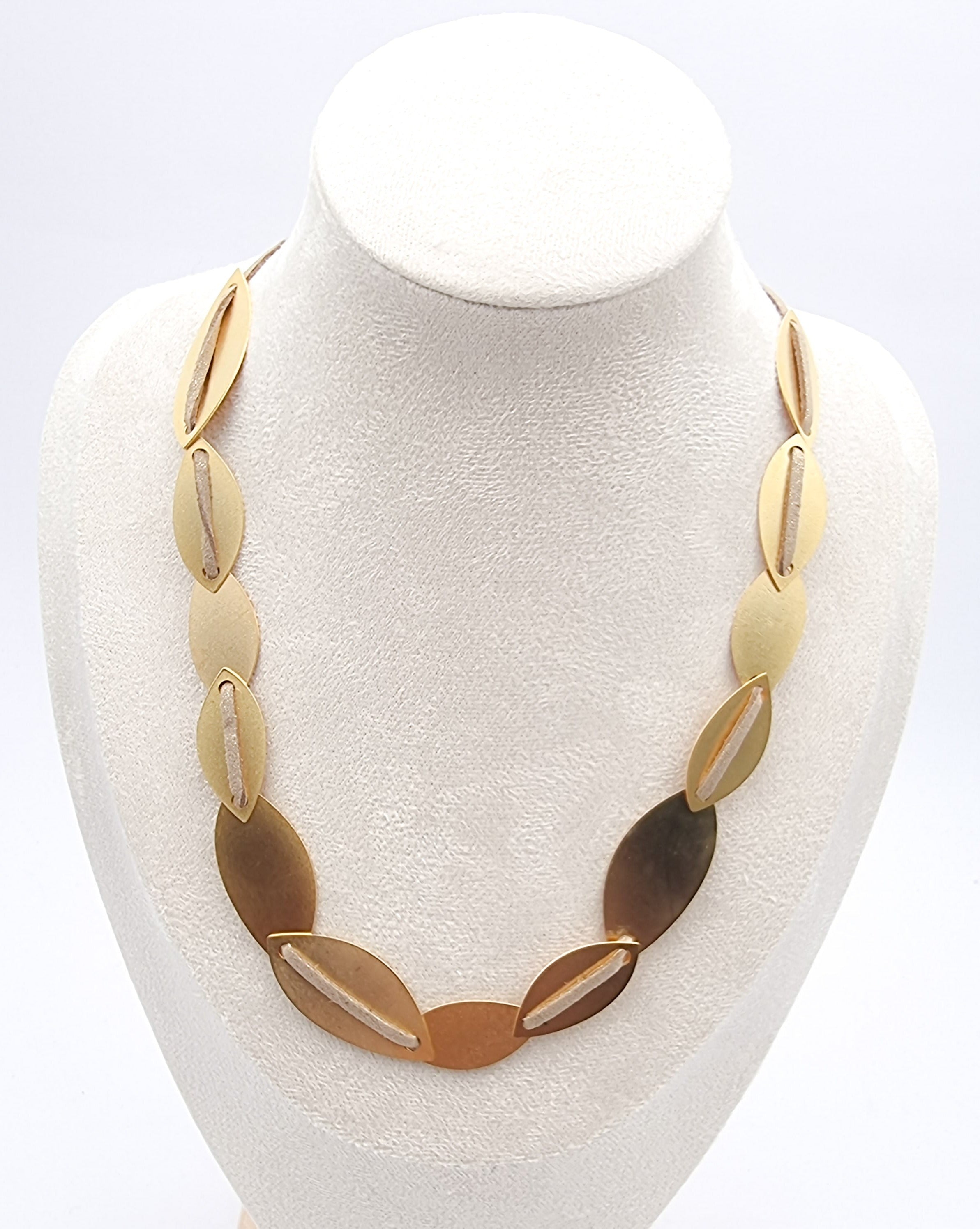 שרשרת עלים איוונה