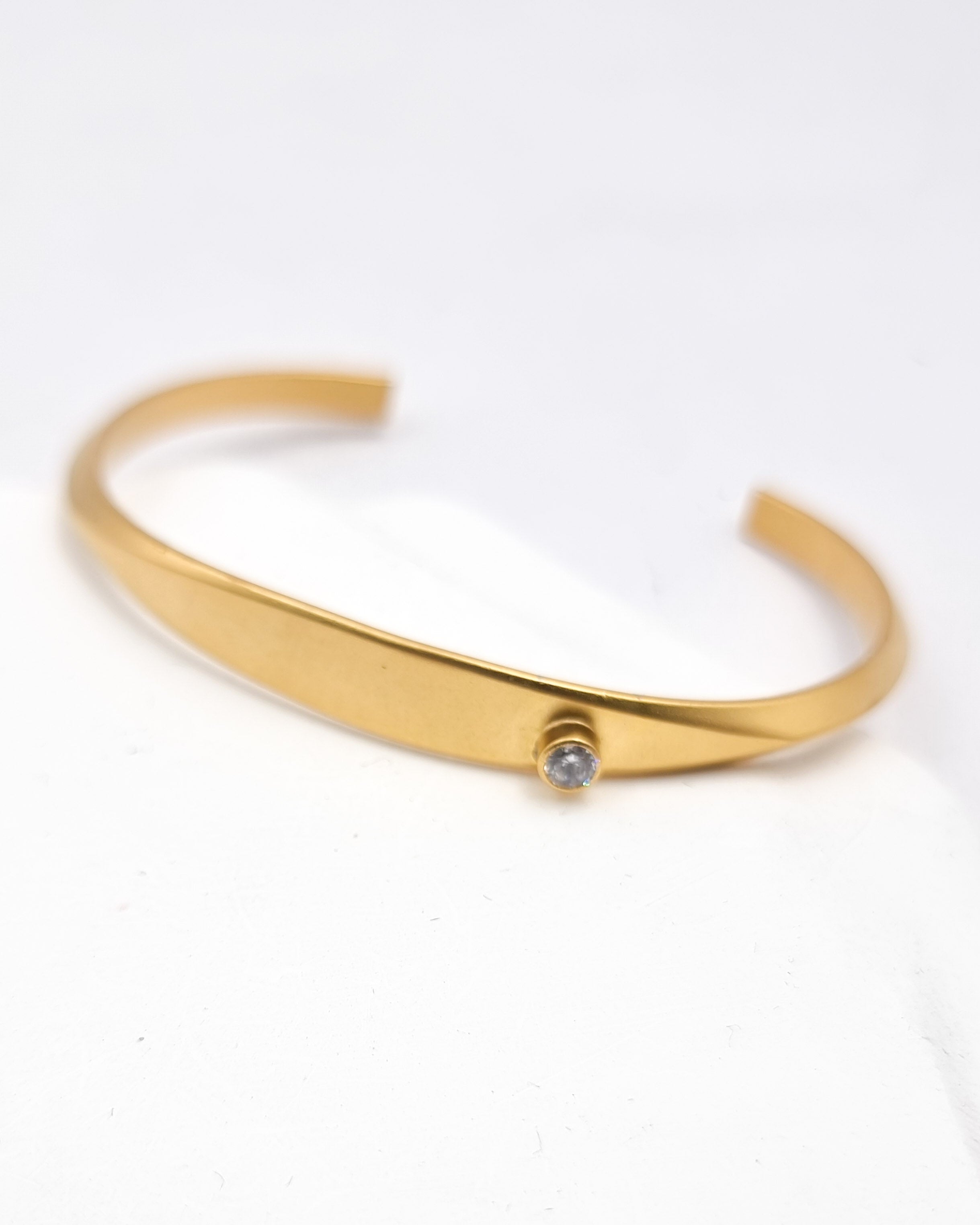 צמיד קשיח מוחלק זירקון זהב