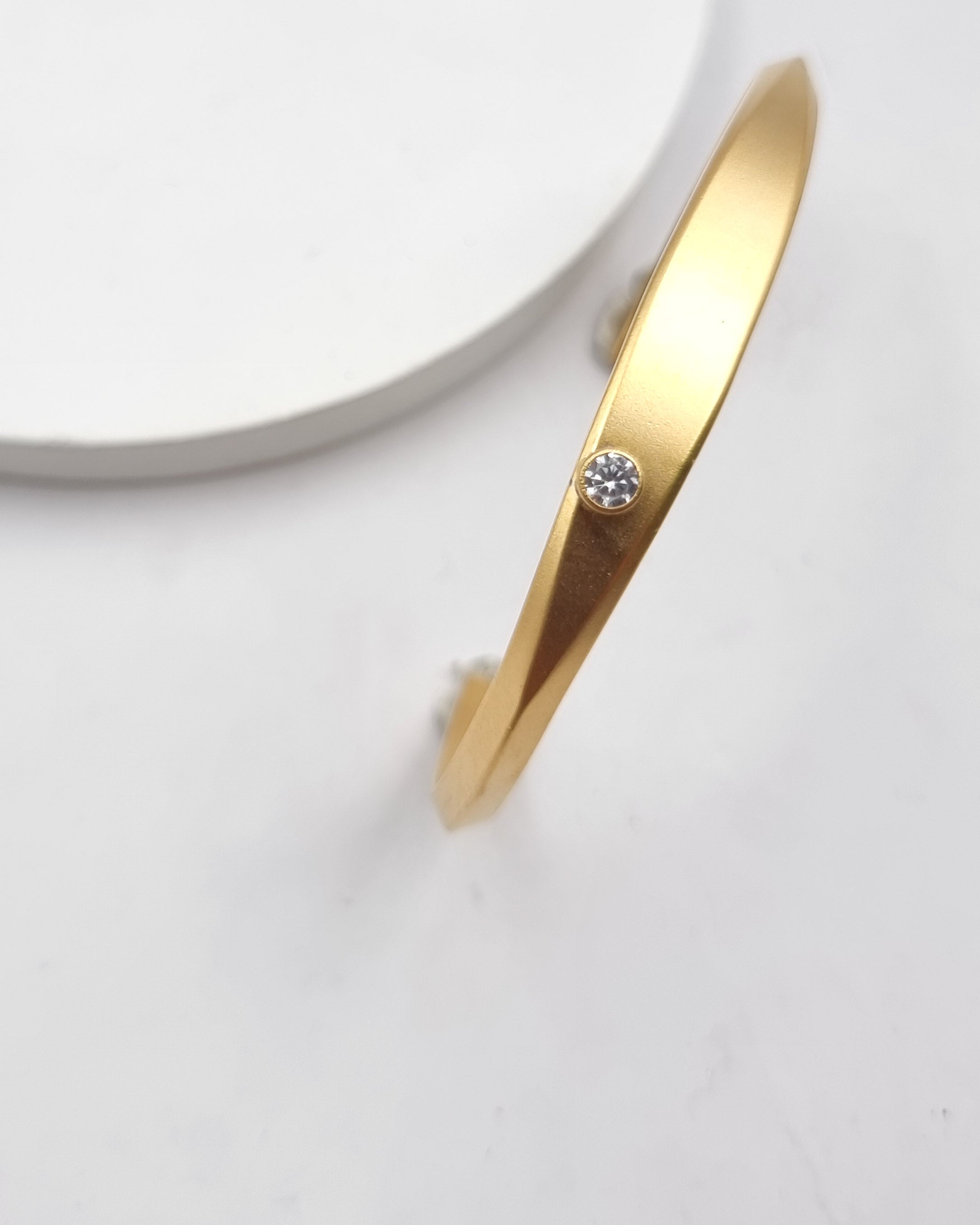 צמיד קשיח מוחלק זירקון זהב