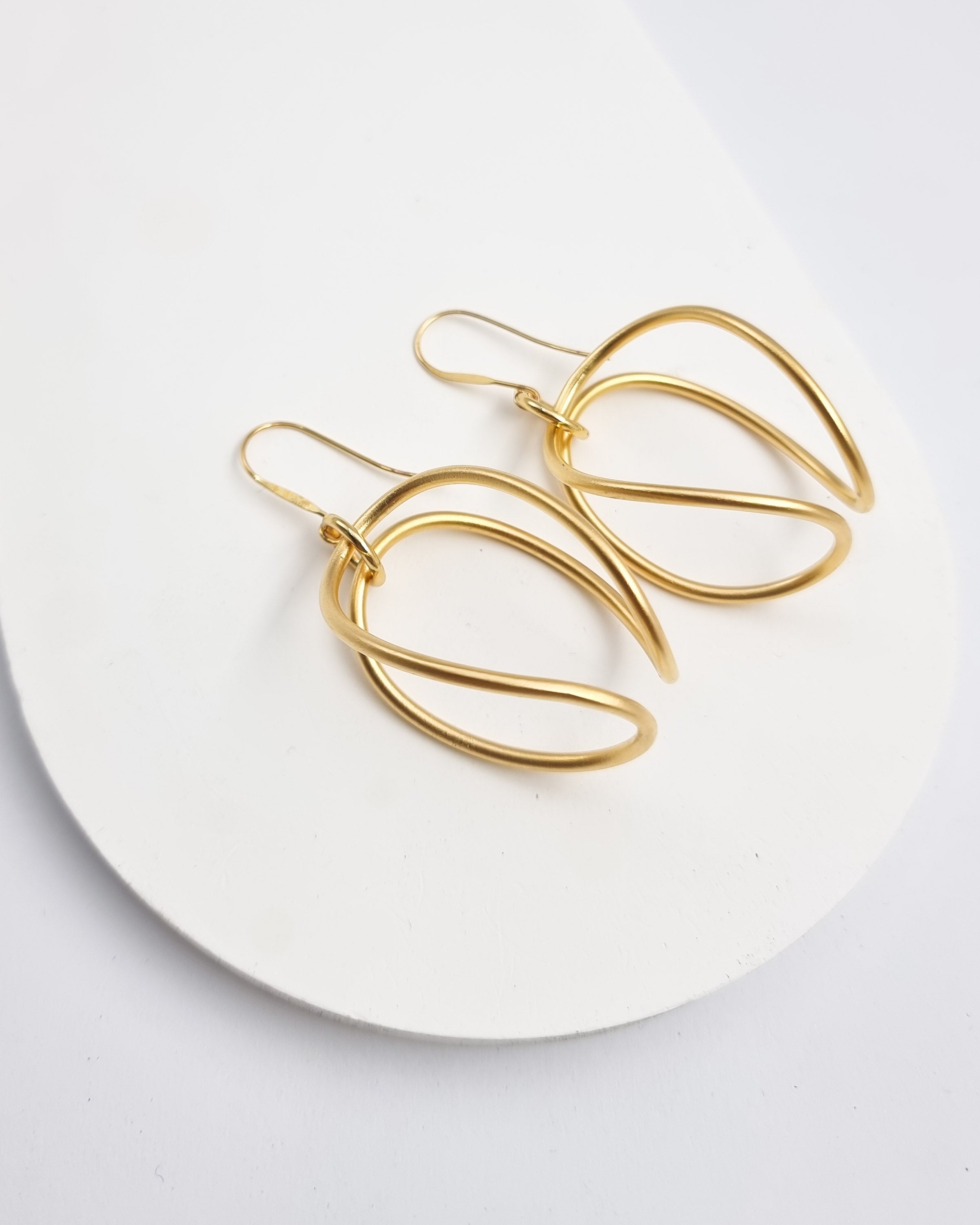 עגילי חיבוק עבודת יד זהב