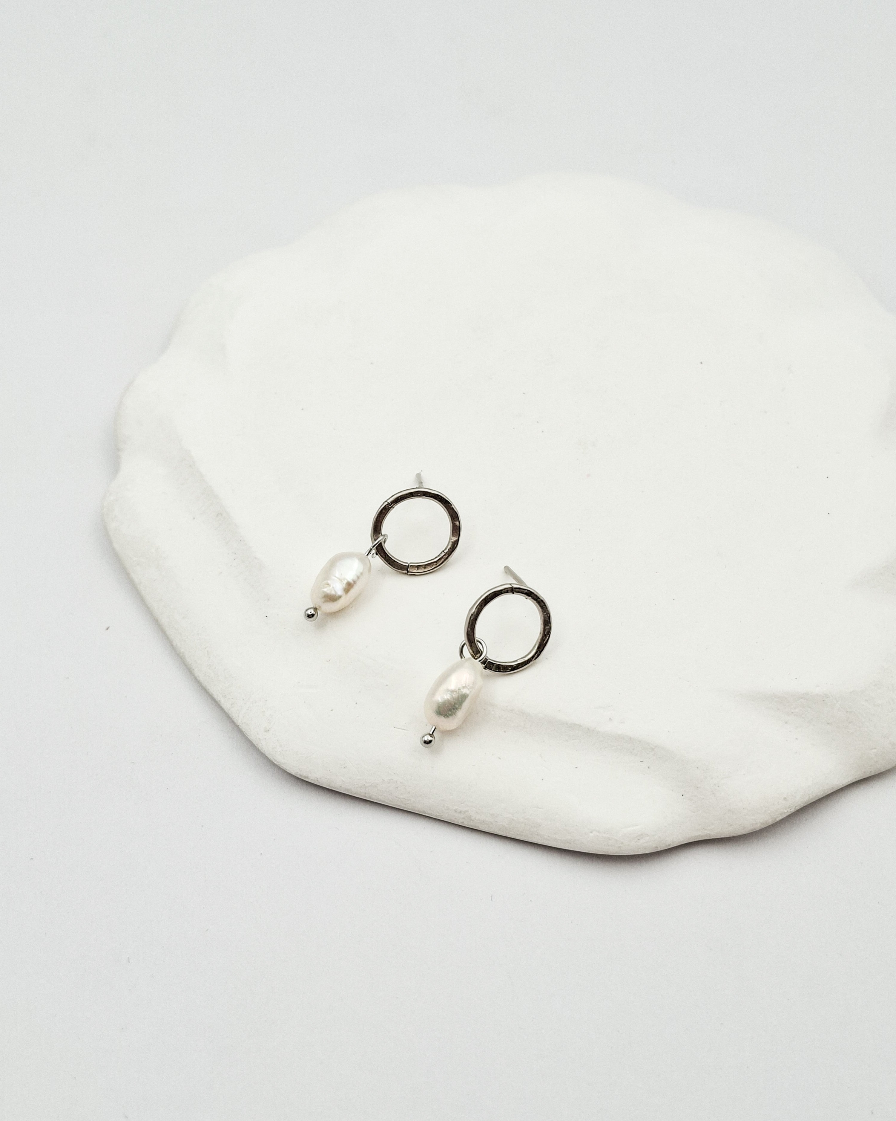 עגילי פנינה חלולים עבודת יד